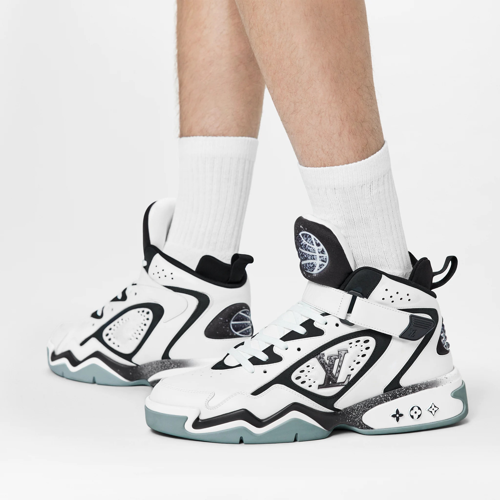 louis-vuitton-lv-trainer-2-运动鞋-鞋履系列-BNMU1PPC01_PM1_Worn-view.jpg