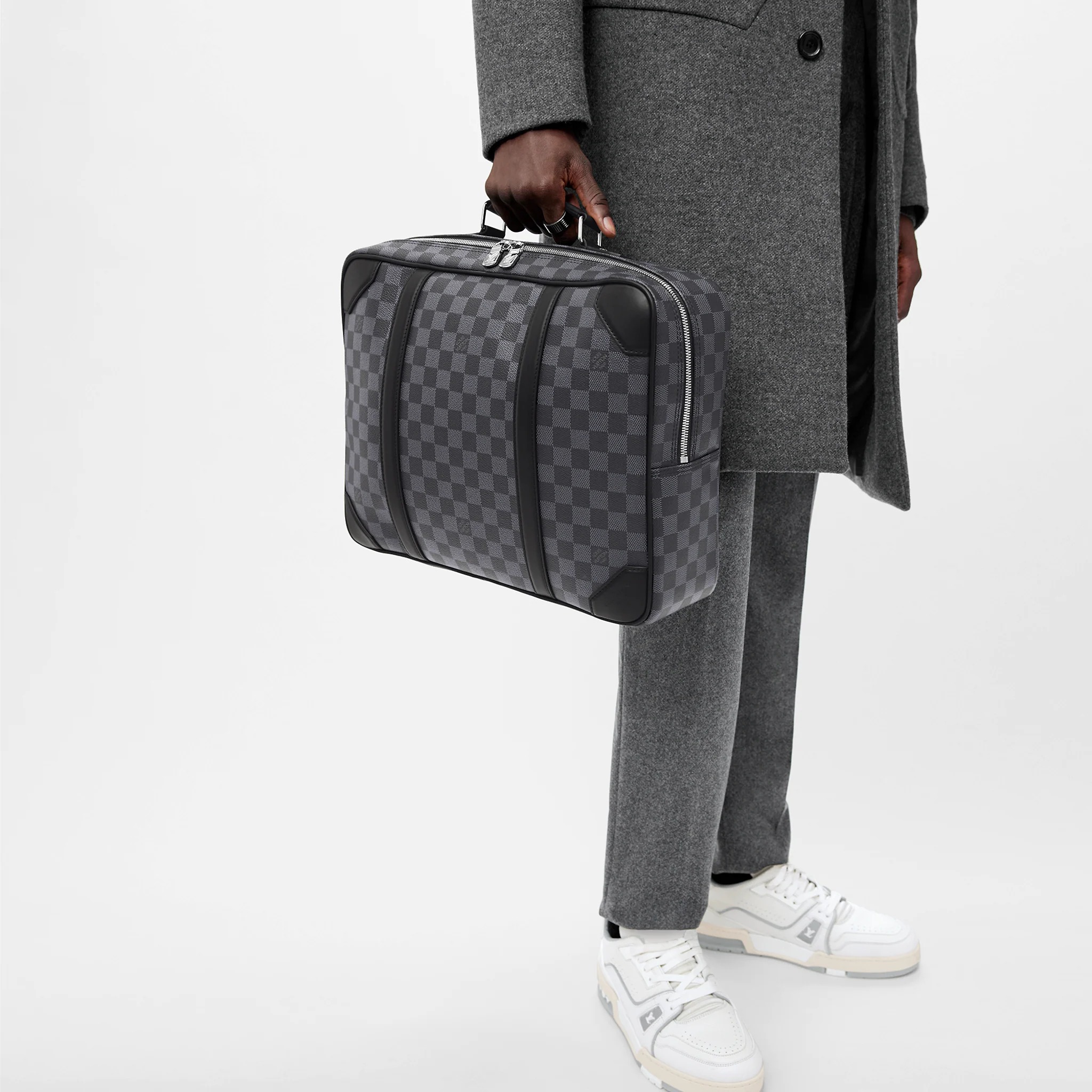 路易威登-briefcase-双肩包-damier-graphite-时尚包袋-N50051_PM1_Worn-view-2.jpg