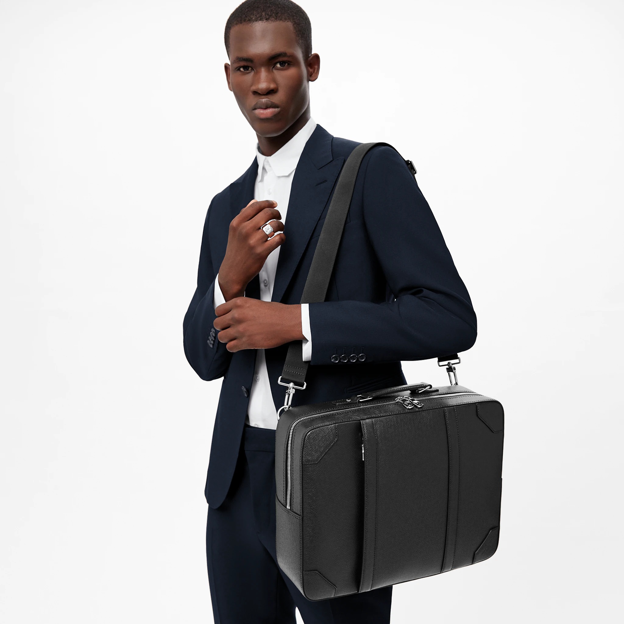 路易威登-briefcase-双肩包-taiga-时尚包袋-M30769_PM1_Worn-view.jpg
