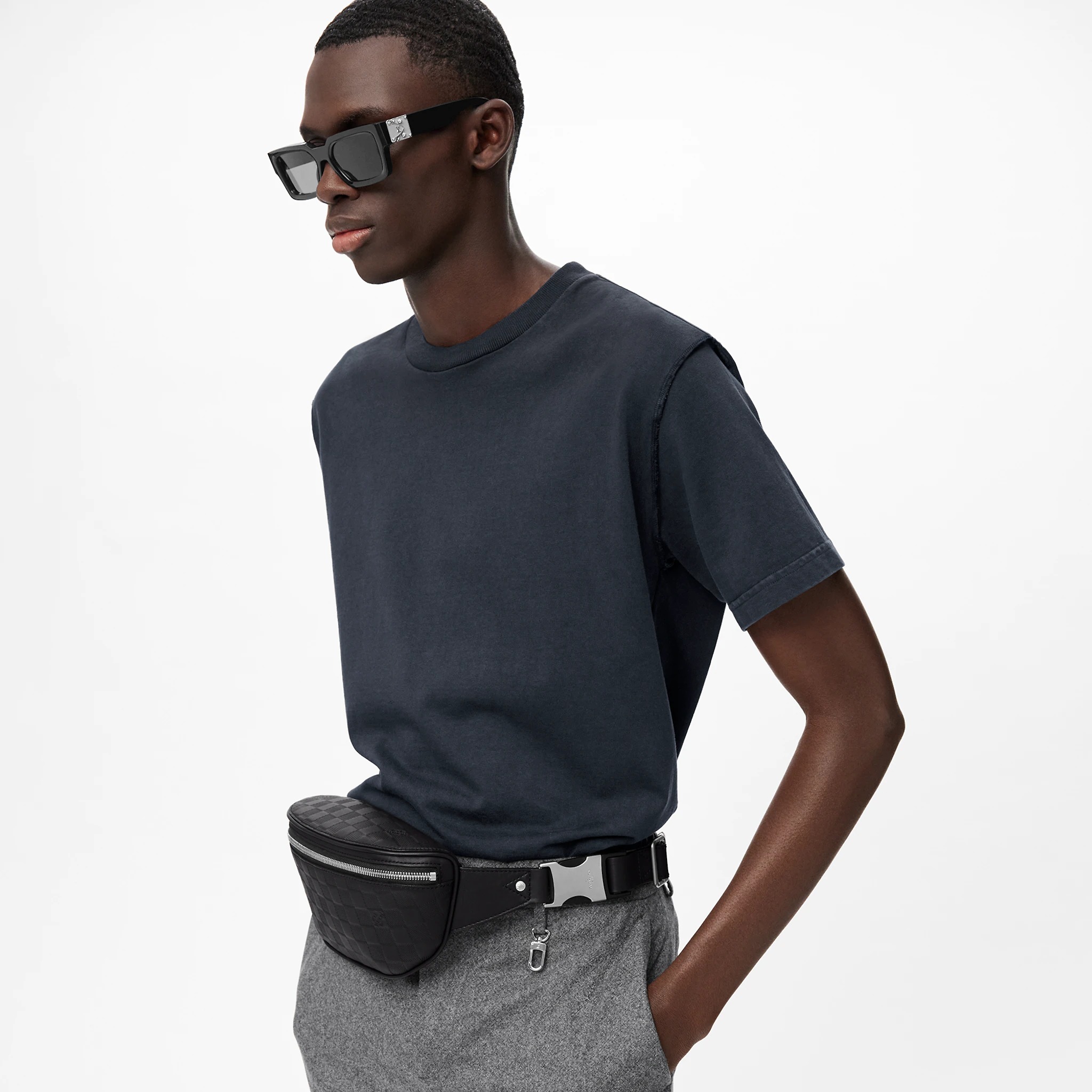 路易威登-campus-腰包-damier-infini-时尚包袋-N40298_PM1_Worn-view.jpg