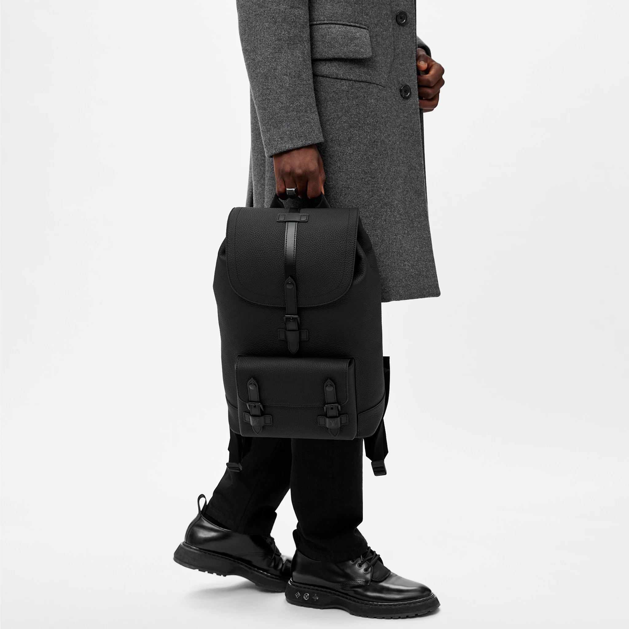 路易威登-christopher-slim-双肩包-taurillon-时尚包袋-M58644_PM1_Worn-view.jpg