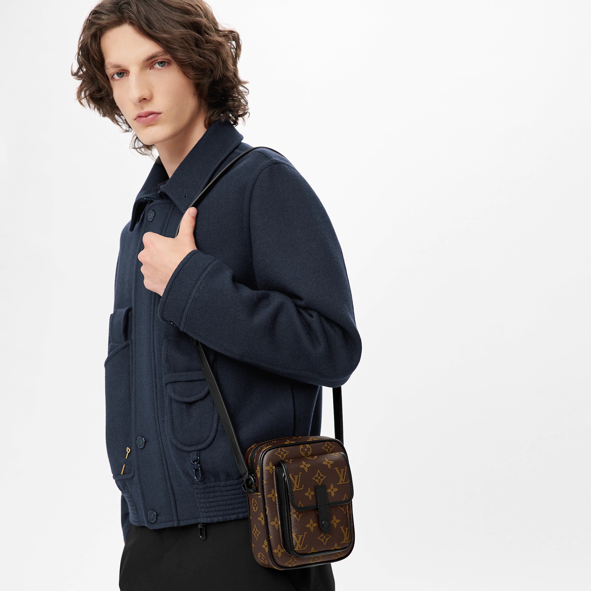 路易威登-christopher-迷你手袋-monogram-macassar-小型皮具-M69404_PM1_Worn-view-2.jpg