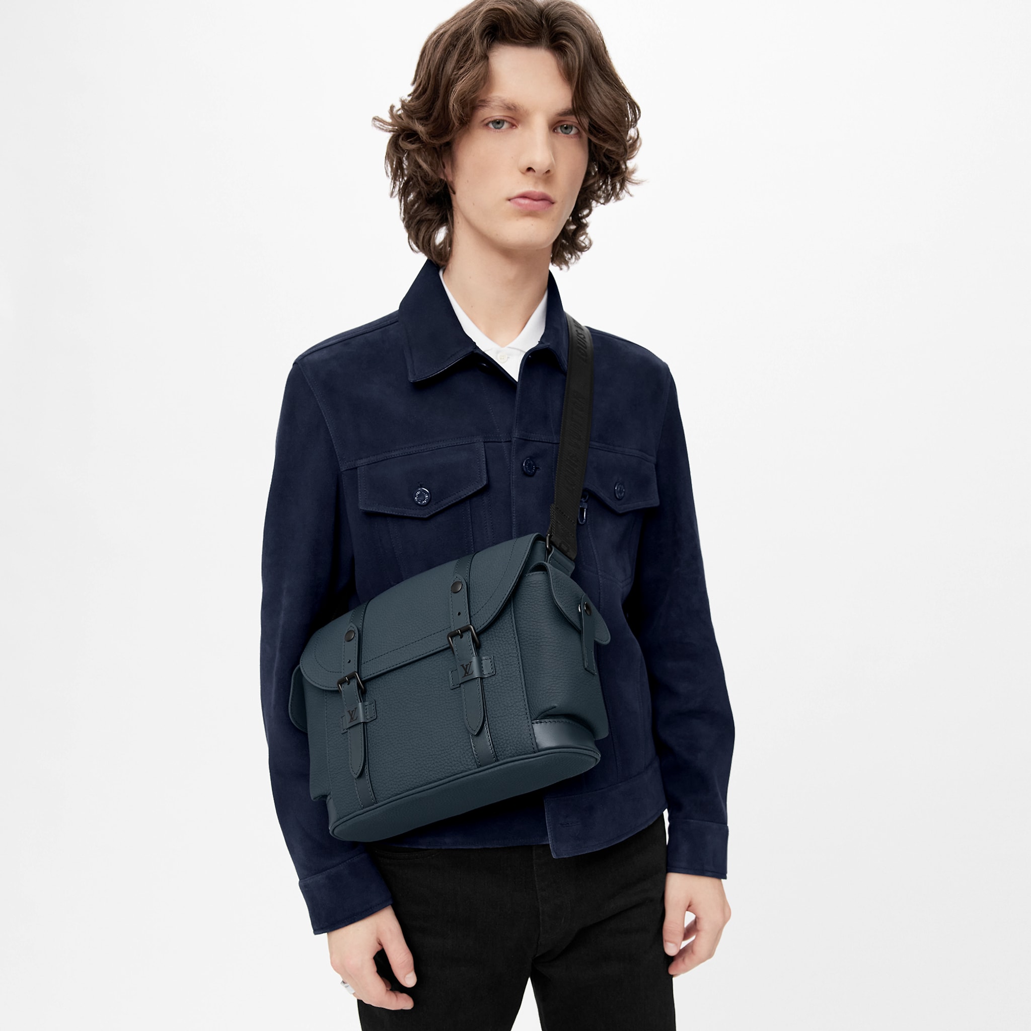 路易威登-christopher-邮差包-taurillon-时尚包袋-M58475_PM1_Worn-view.jpg