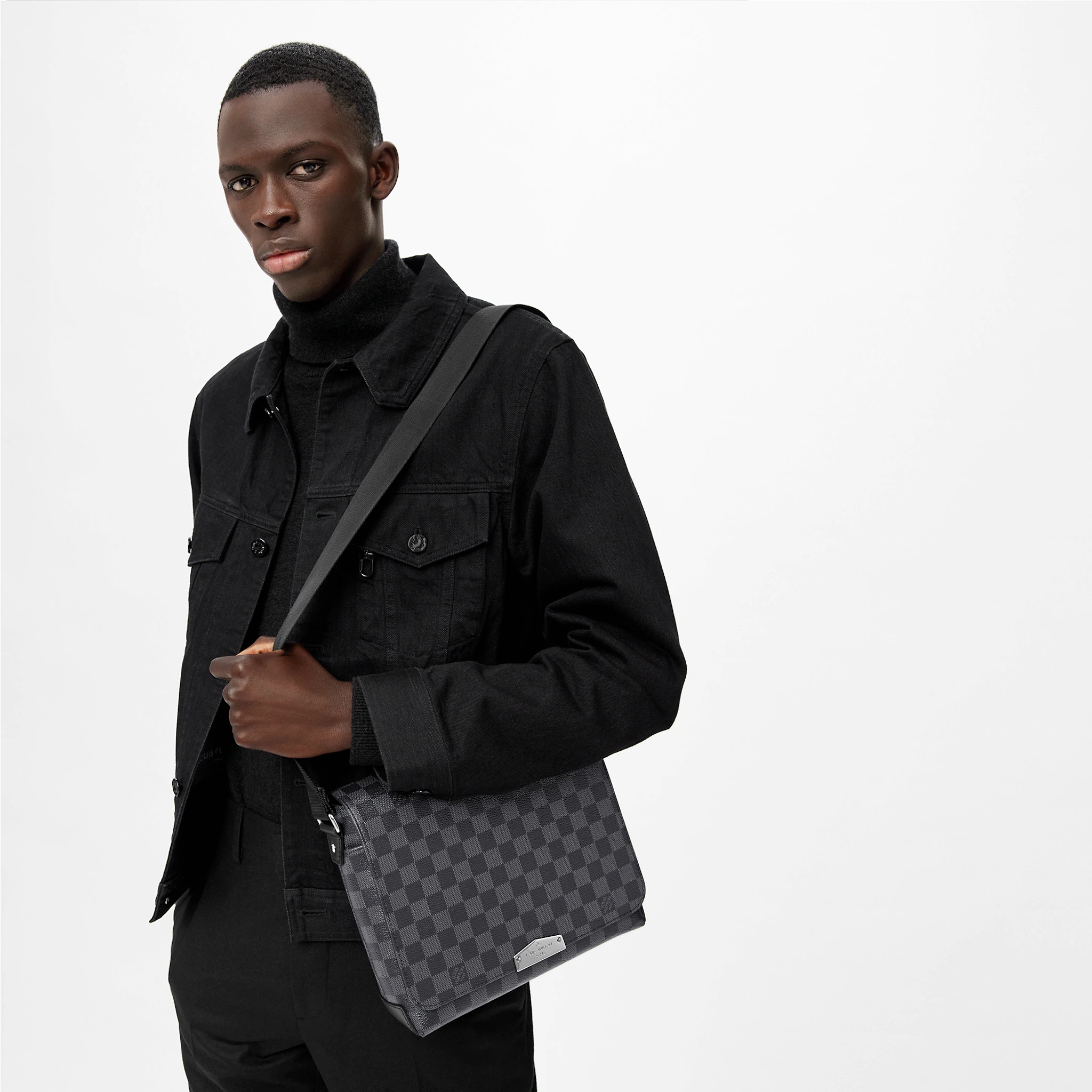 路易威登-district-小号邮差包-damier-graphite-时尚包袋-N40349_PM1_Worn-view.jpg