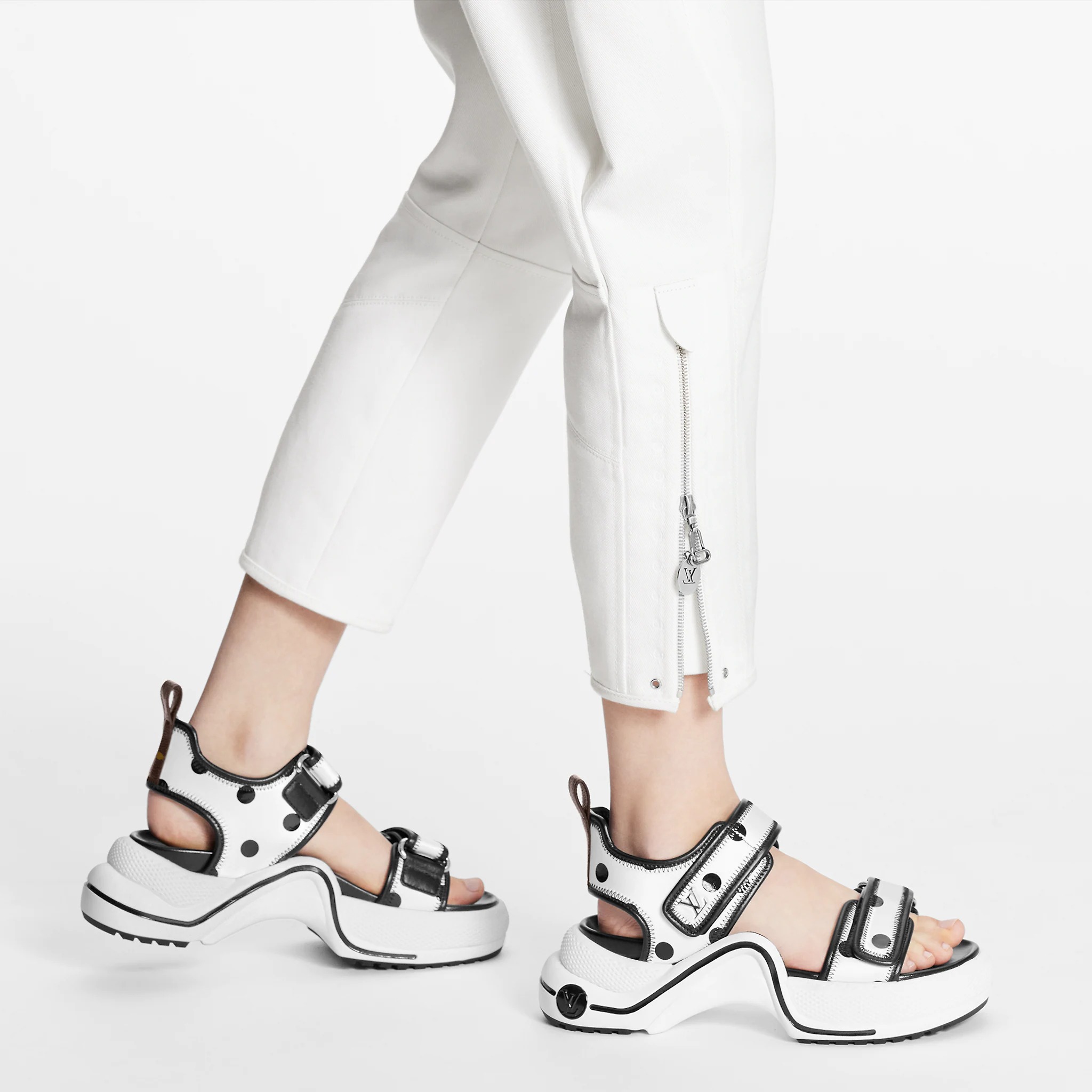 路易威登-lv-archlight-平底凉鞋-鞋履系列-AM5S1BSSAK_PM1_Worn-view.jpg