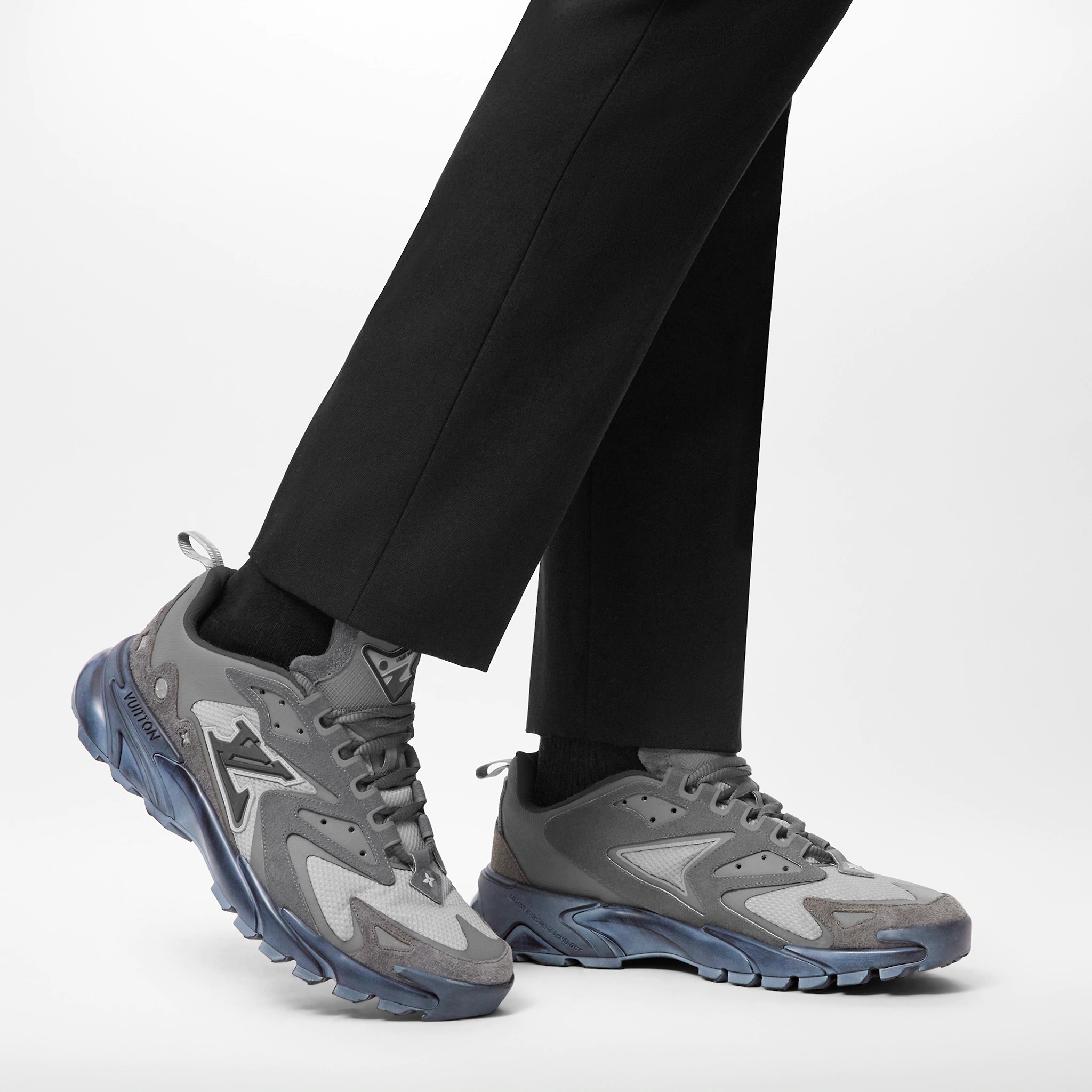 路易威登-lv-runner-tatic-运动鞋-鞋履系列-BNIU1PMI54_PM1_Worn-view.jpg