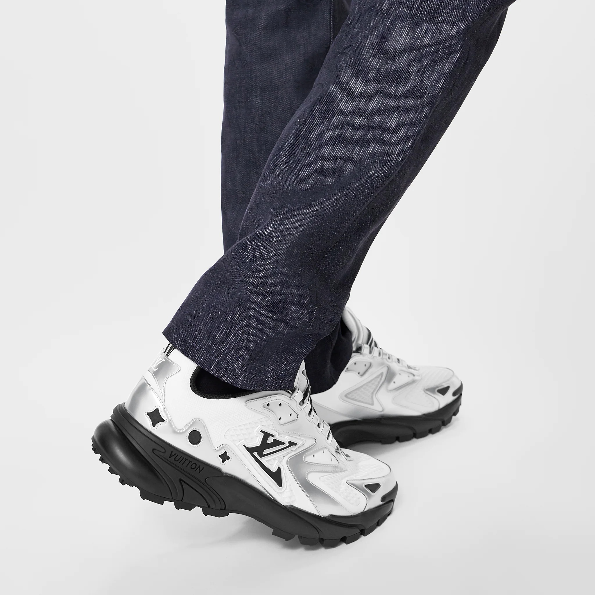 路易威登-lv-runner-tatic-运动鞋-鞋履系列-BNIU3PMI01_PM1_Worn-view.jpg