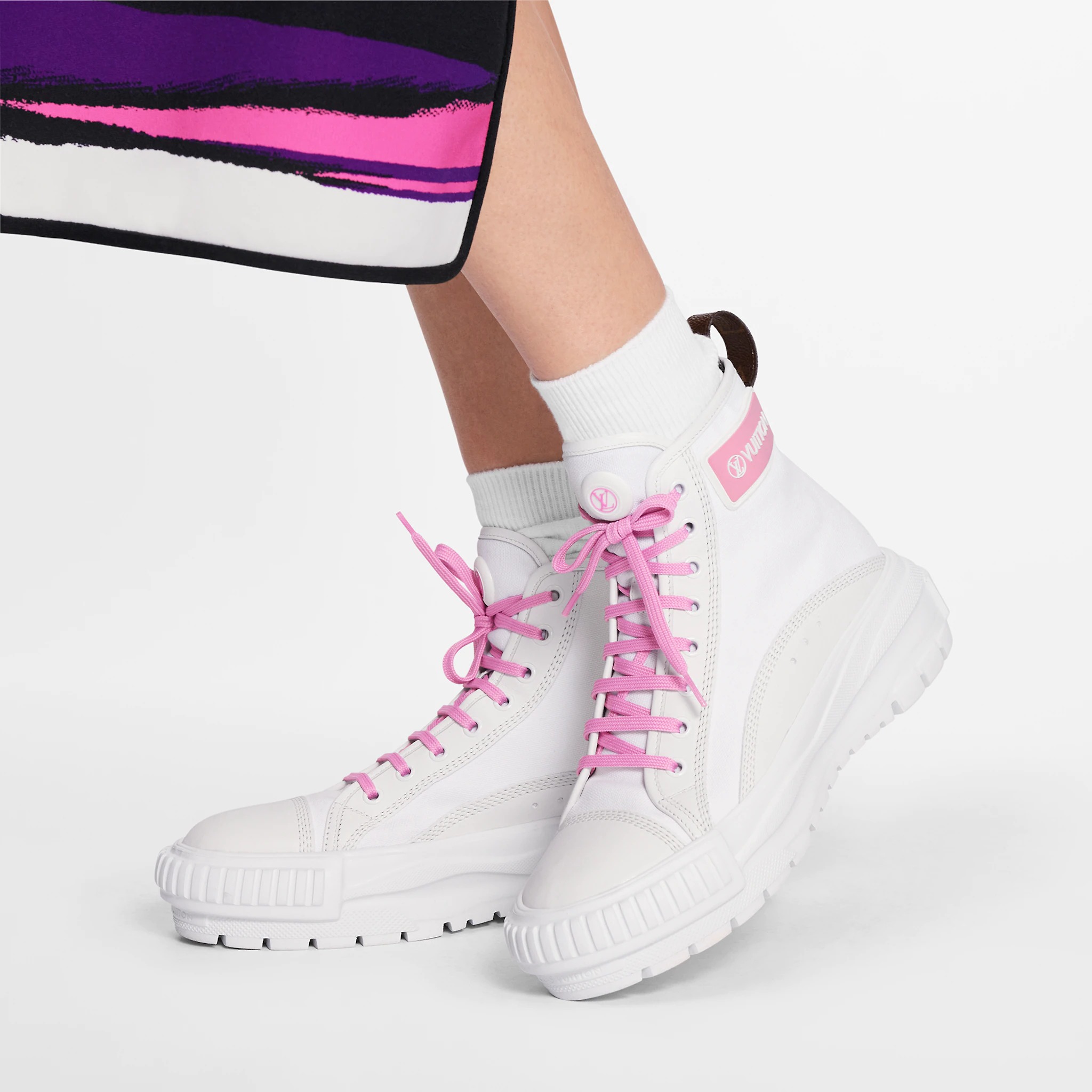 路易威登-lv-squad-高帮运动鞋-鞋履系列-AL6U1AMIRH_PM1_Worn-view.jpg
