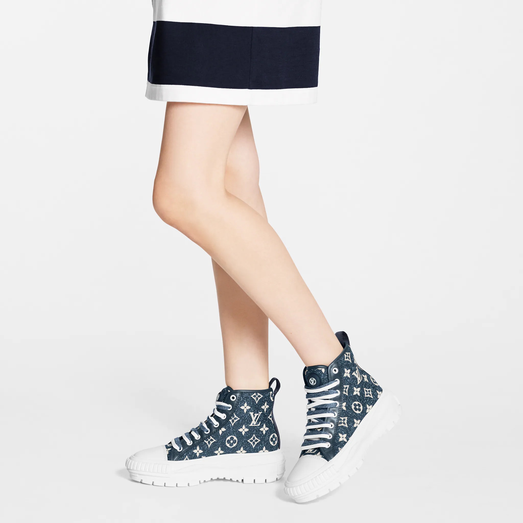 路易威登-lv-squad-高帮运动鞋-鞋履系列-AM6U2ATX22_PM1_Worn-view.jpg
