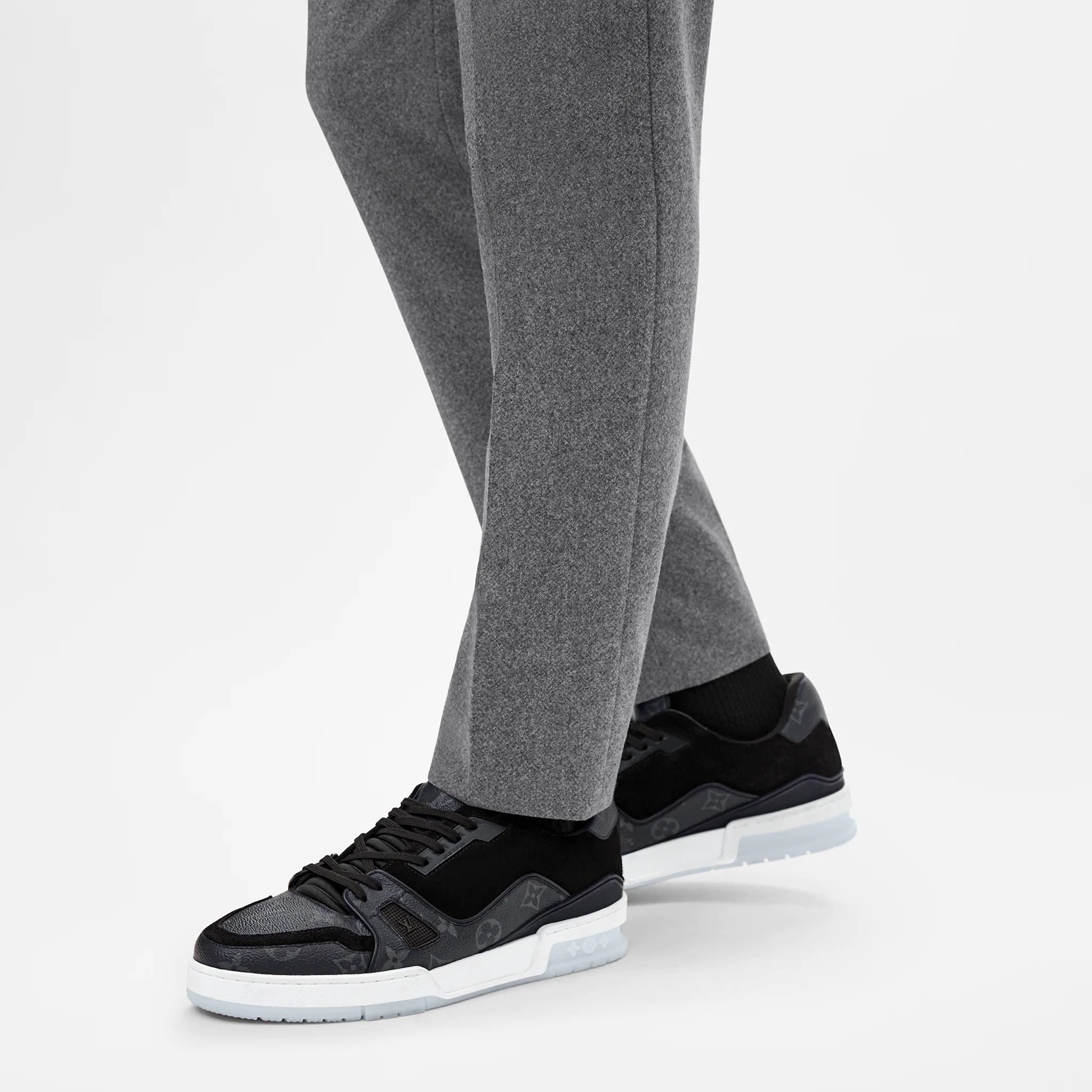 路易威登-lv-trainer-运动鞋-鞋履系列-BK9U1PMOGR_PM1_Worn-view-1.jpg