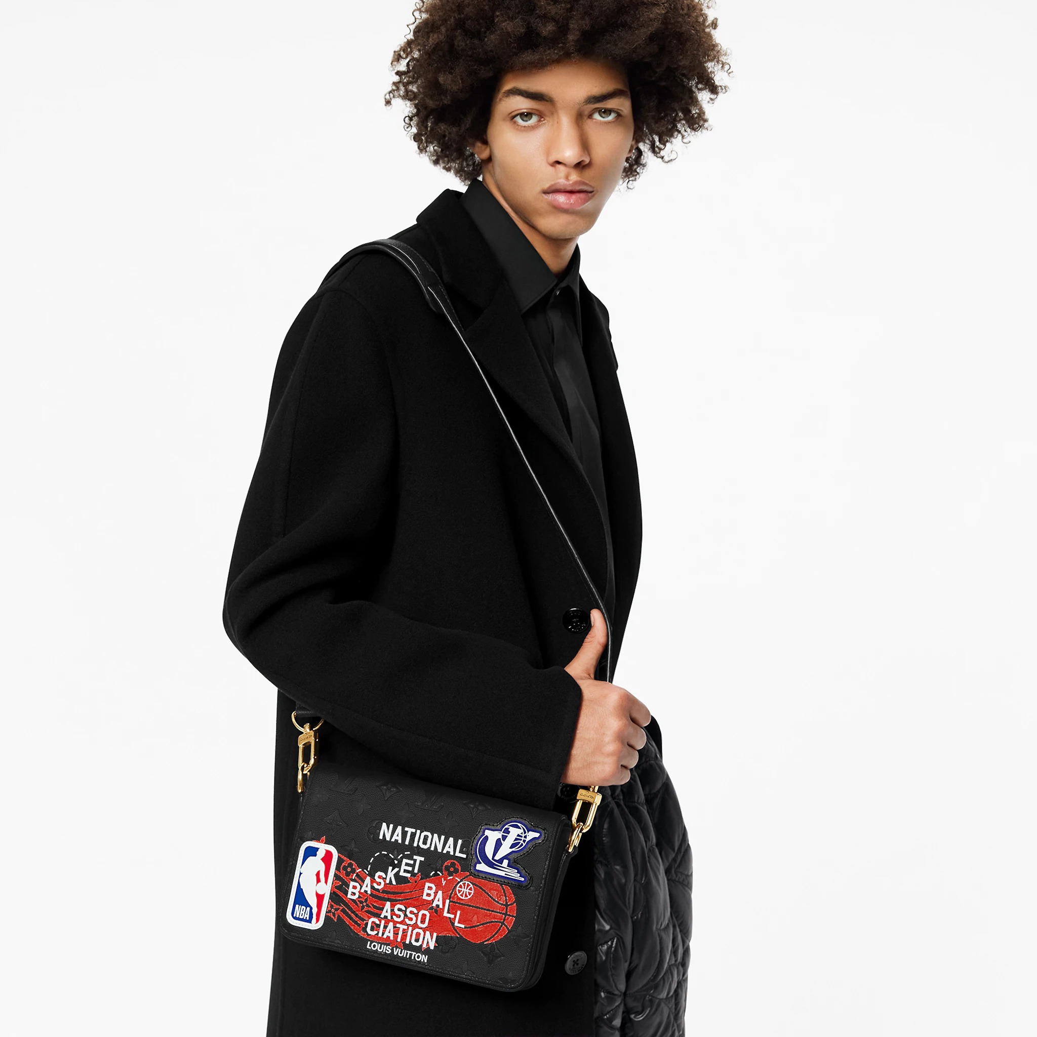 路易威登-lvxnba-studio-邮差包-时尚包袋-M58498_PM1_Worn-view.jpg