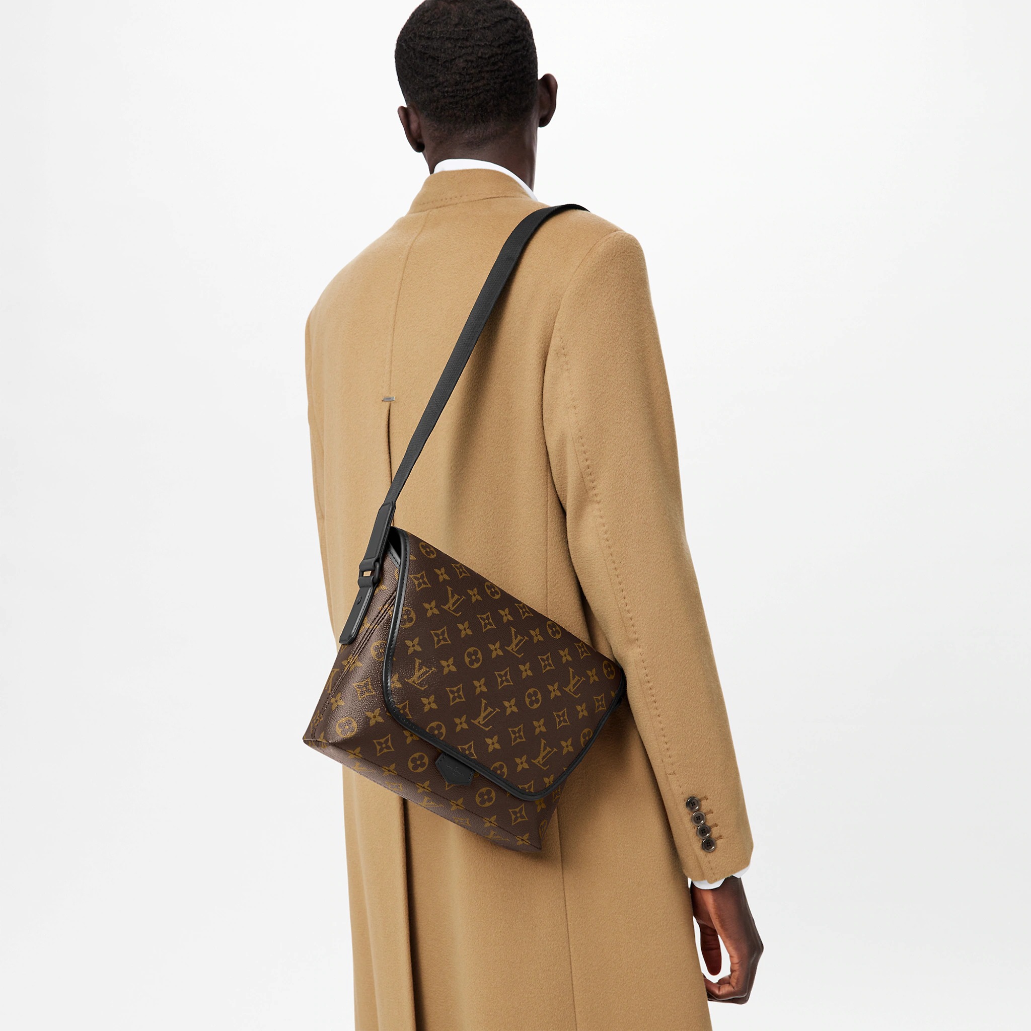 路易威登-magnetic-邮差包-monogram-macassar-时尚包袋-M45557_PM1_Worn-view.jpg