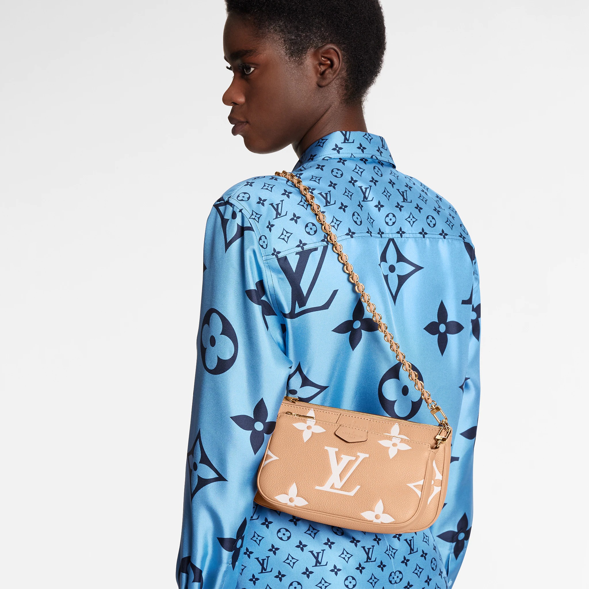 路易威登-multi-pochette-accessoires-手袋-monogram-empreinte-时尚手袋-M45983_PM1_Worn-view.jpg