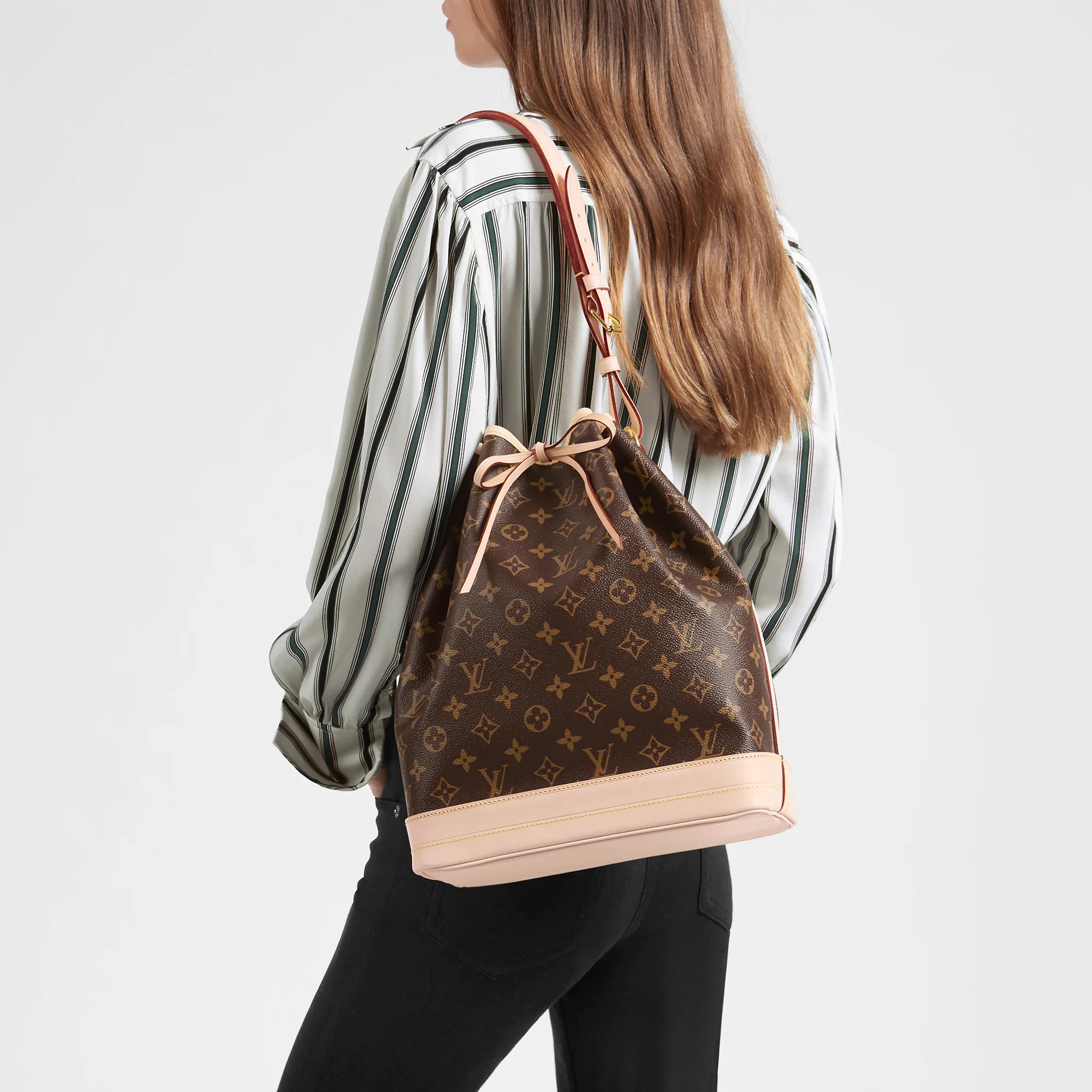 路易威登-noe-手袋-monogram-时尚手袋-M42224_PM1_Worn-view.jpg