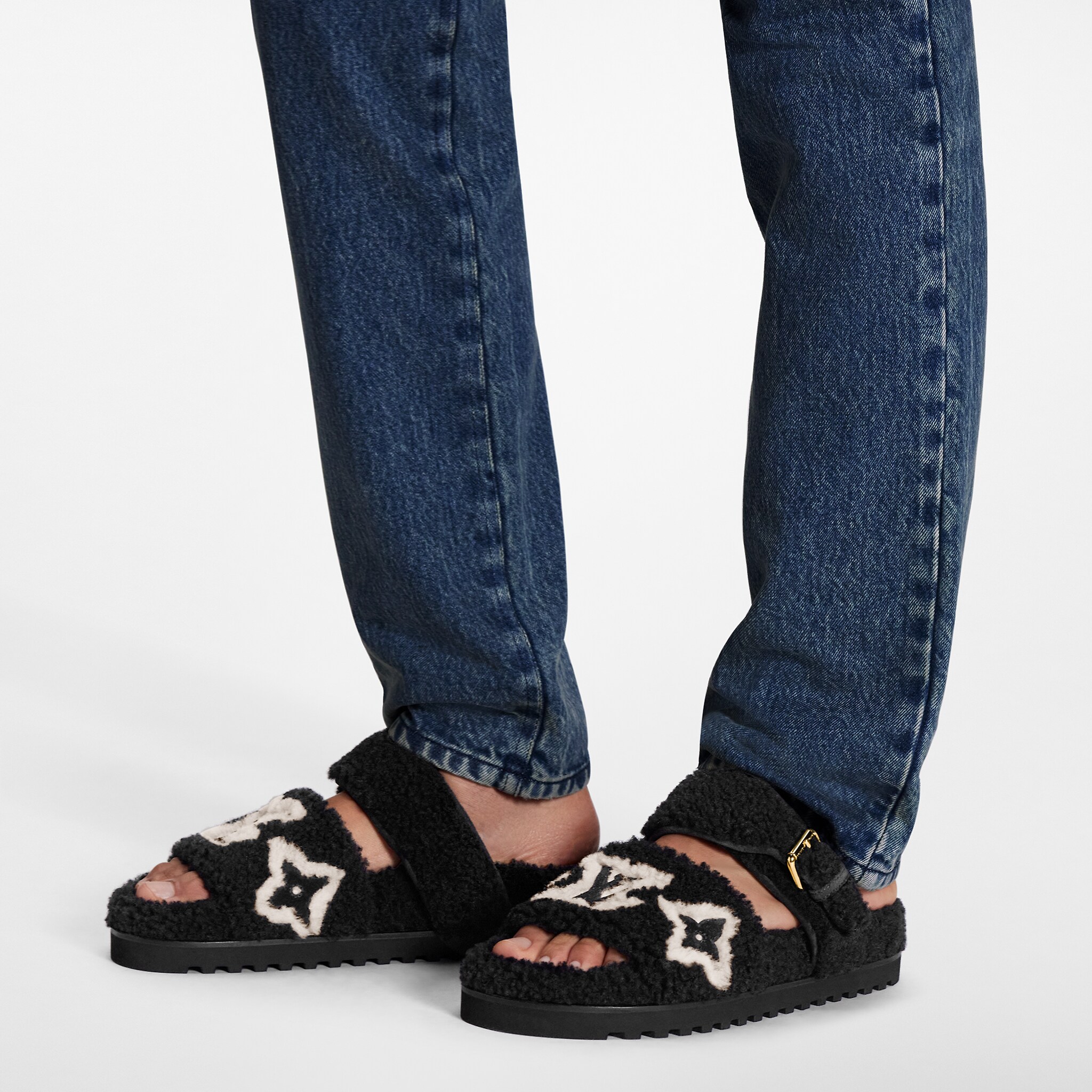 路易威登-paseo-comfort-平底凉拖-鞋履系列-ANGH2PSH02_PM1_Worn-view.jpg