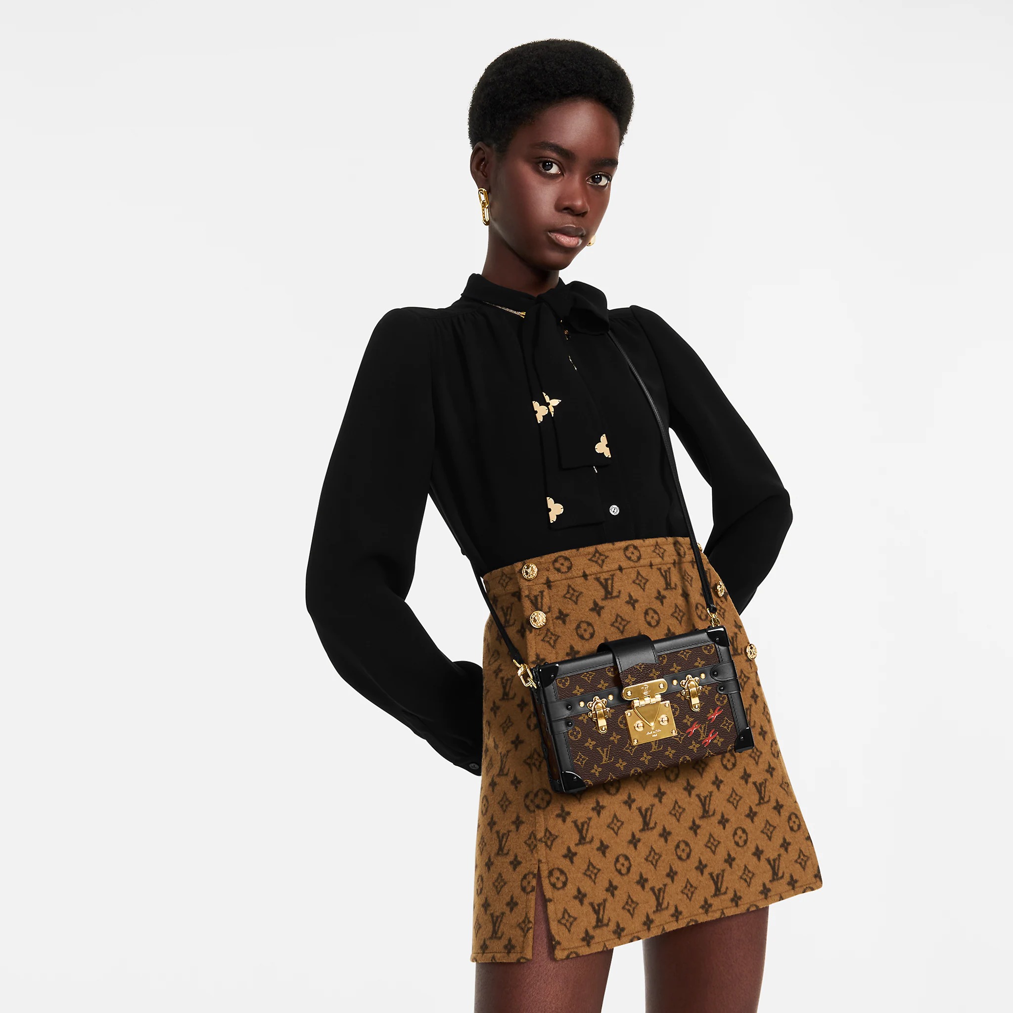 路易威登-petite-malle-手袋-monogram-时尚手袋-M45943_PM1_Worn-view-3.jpg