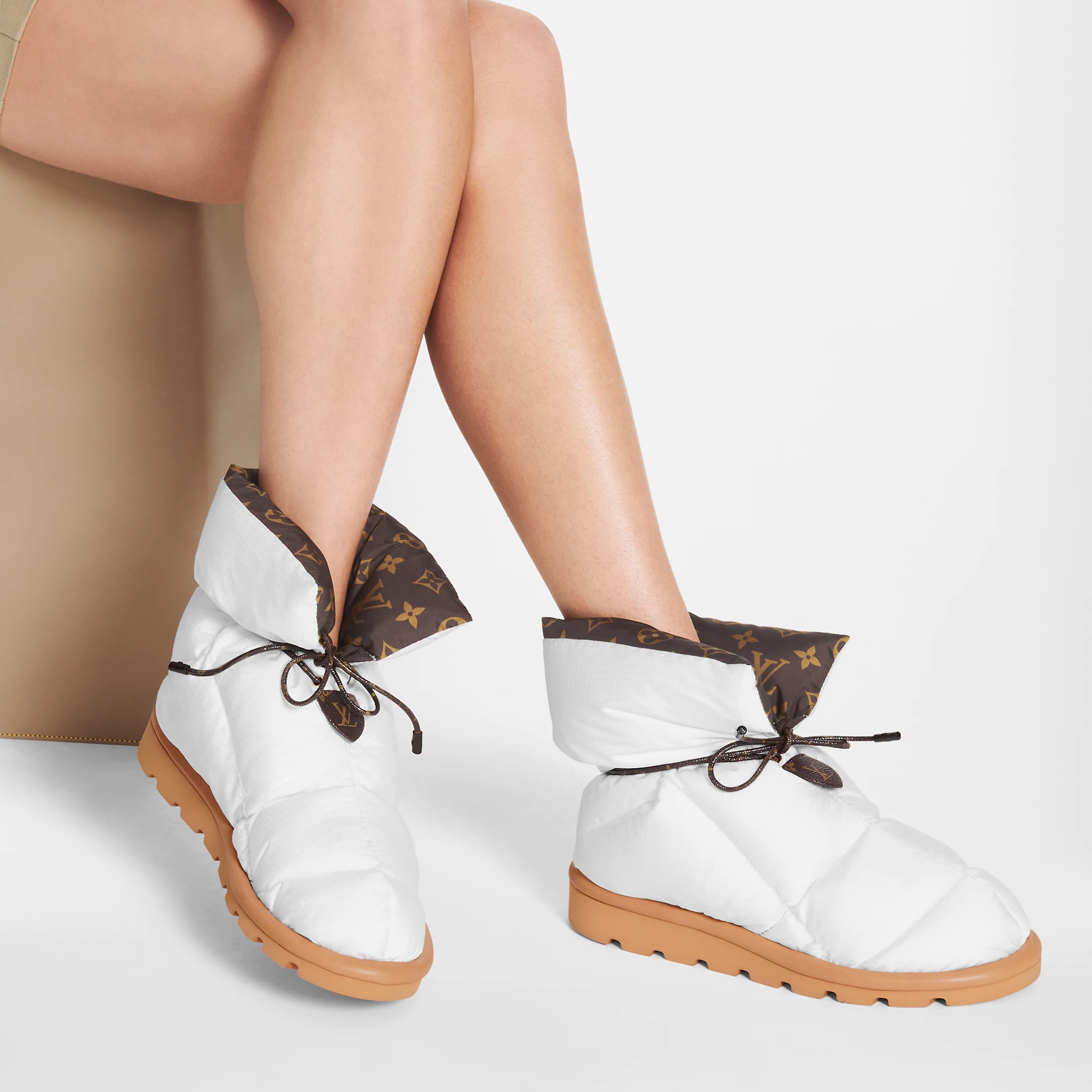 路易威登-pillow-平底及踝靴-鞋履系列-AK5Q1ANY01_PM1_Worn-view.jpg