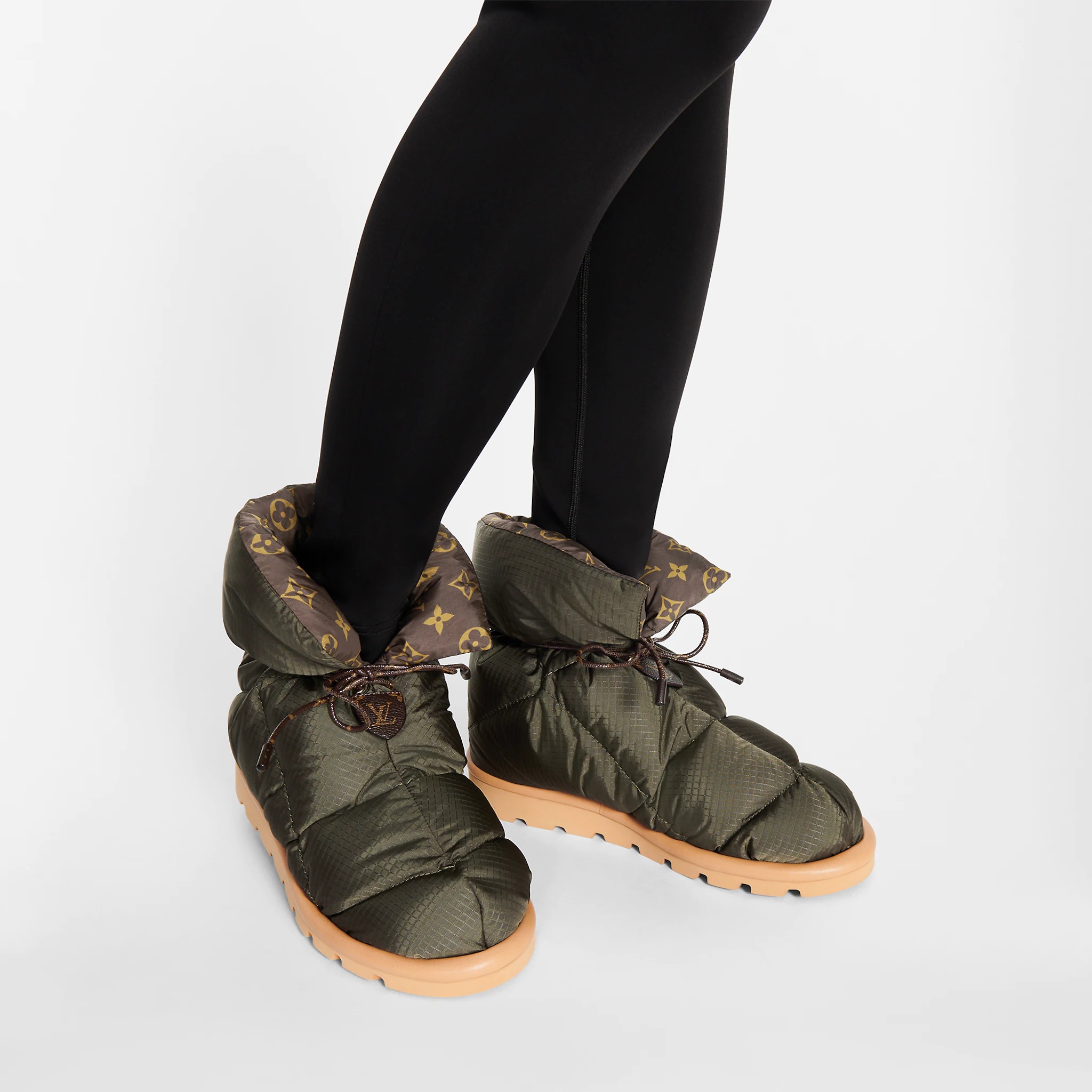 路易威登-pillow-平底及踝靴-鞋履系列-AK5Q1ANY41_PM1_Worn-view.jpg