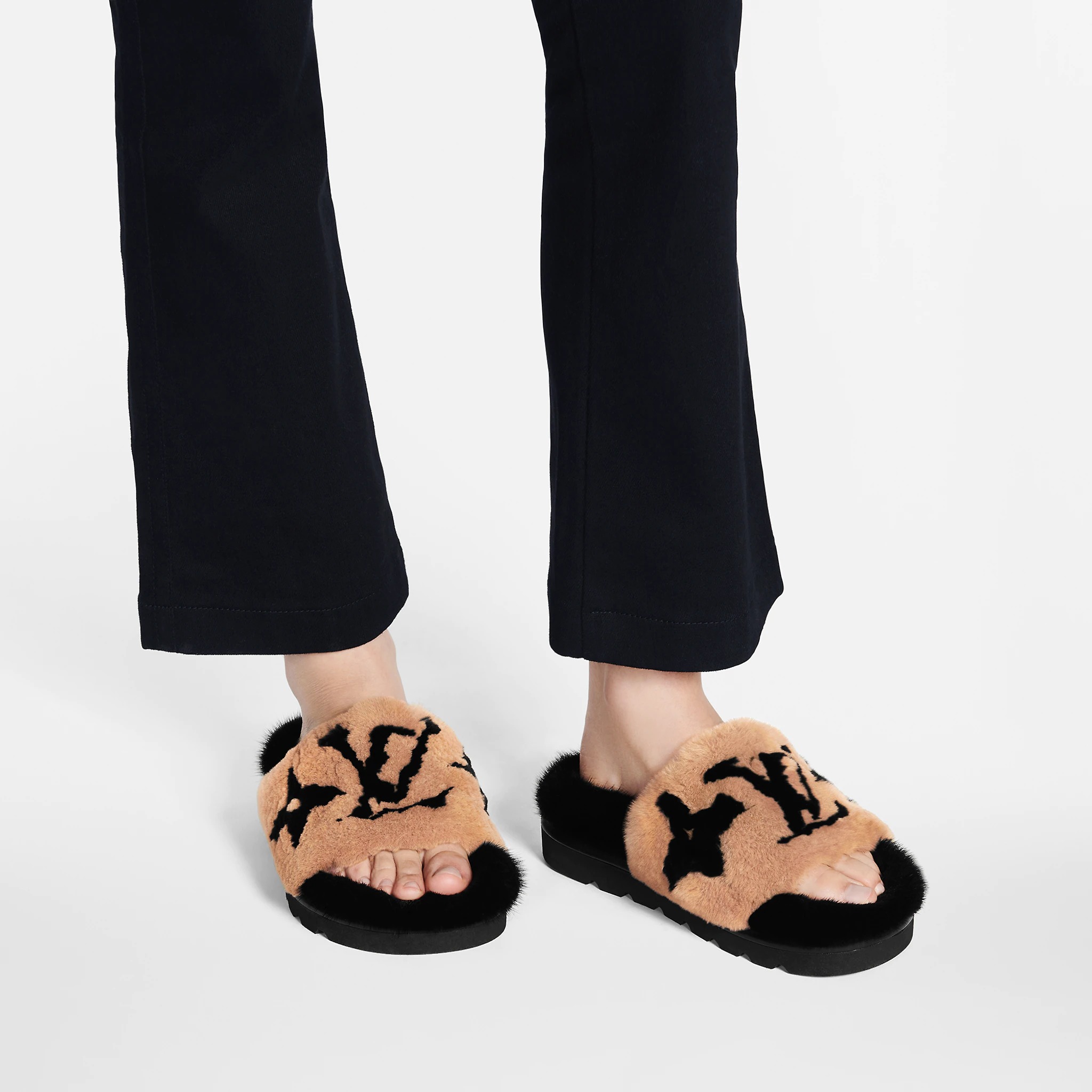 路易威登-pool-pillow-comfort-凉拖-鞋履系列-AL5H1AMK78_PM1_Worn-view.jpg