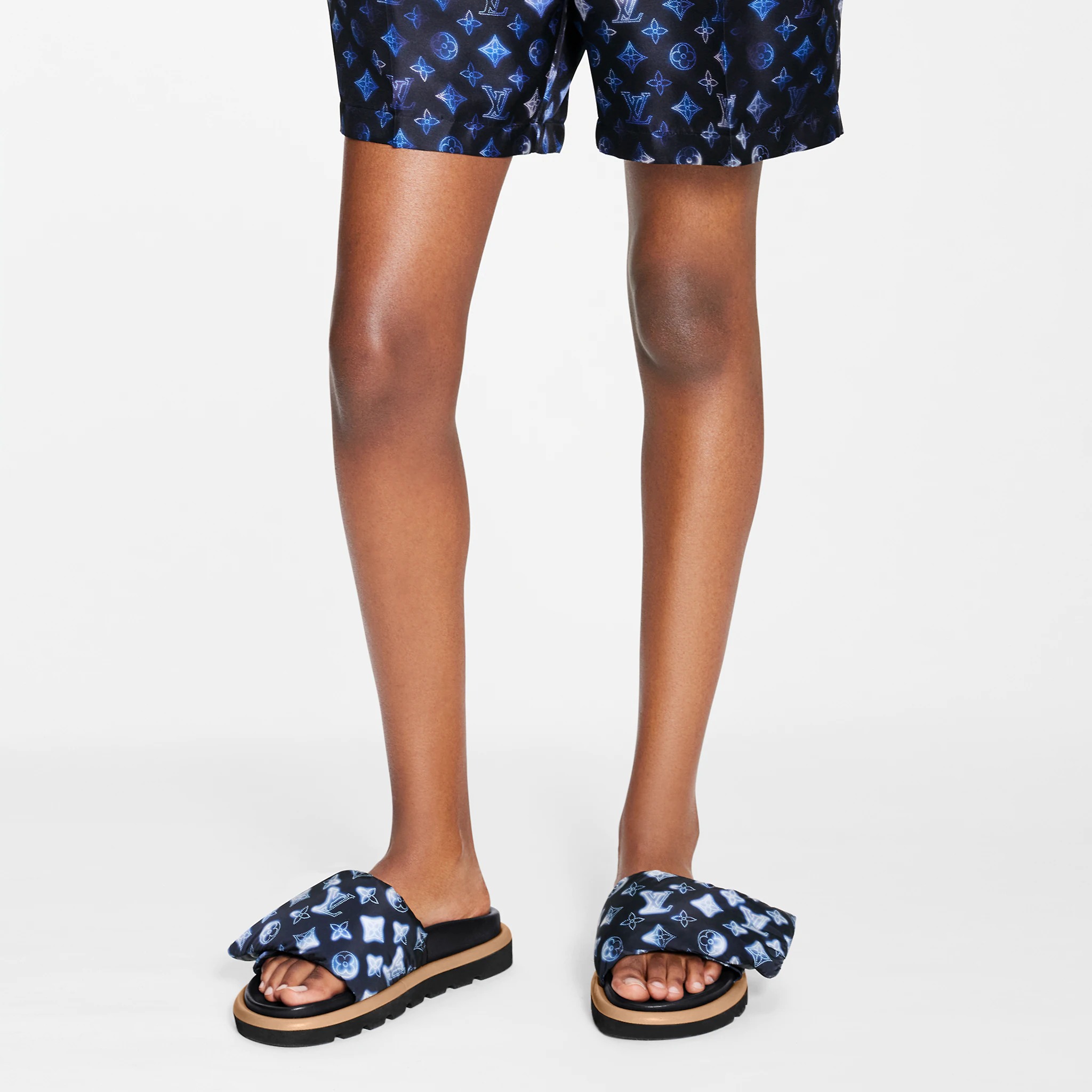路易威登-pool-pillow-comfort-凉拖-鞋履系列-AM5H1ANY22_PM1_Worn-view.jpg