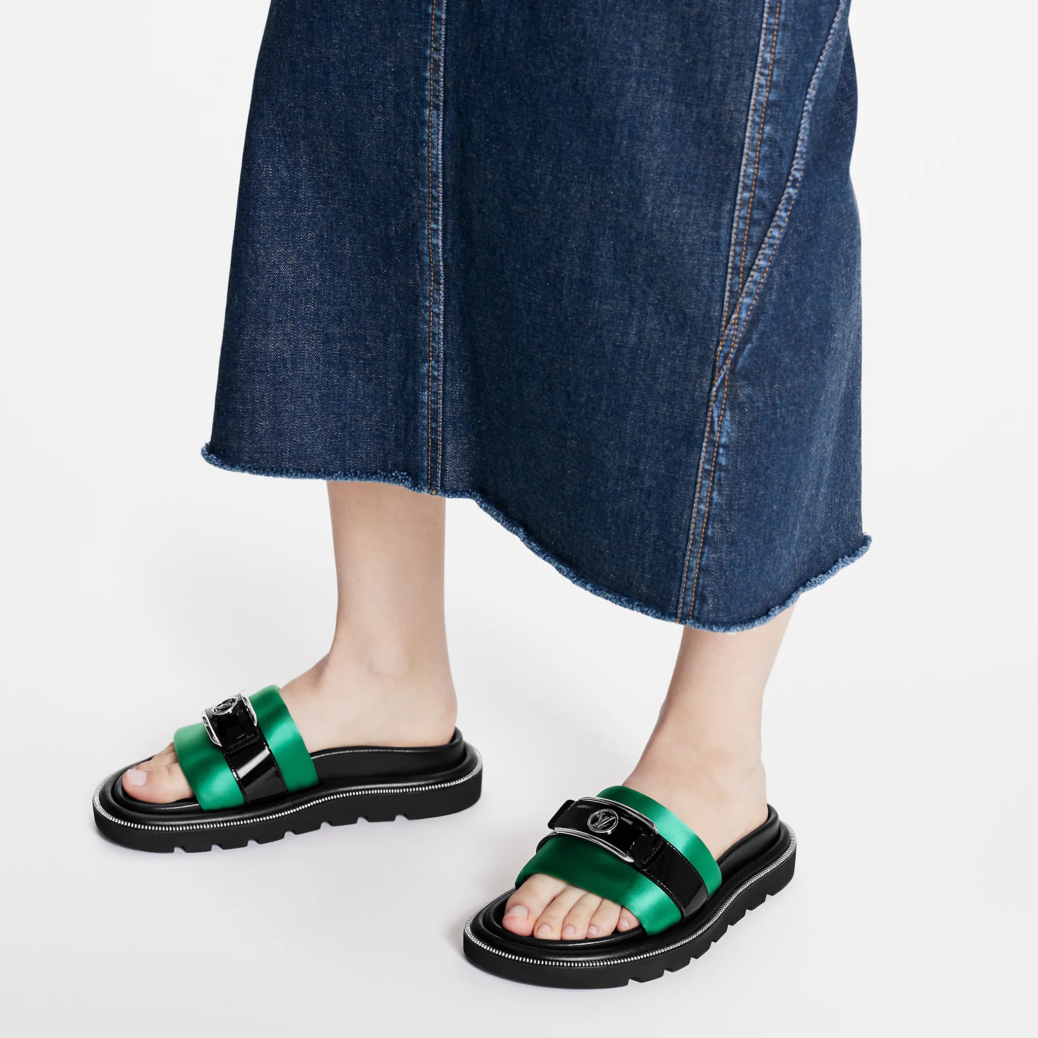 路易威登-pool-pillow-comfort-平底凉拖-鞋履系列-AM5H2ASS45_PM1_Worn-view.jpg
