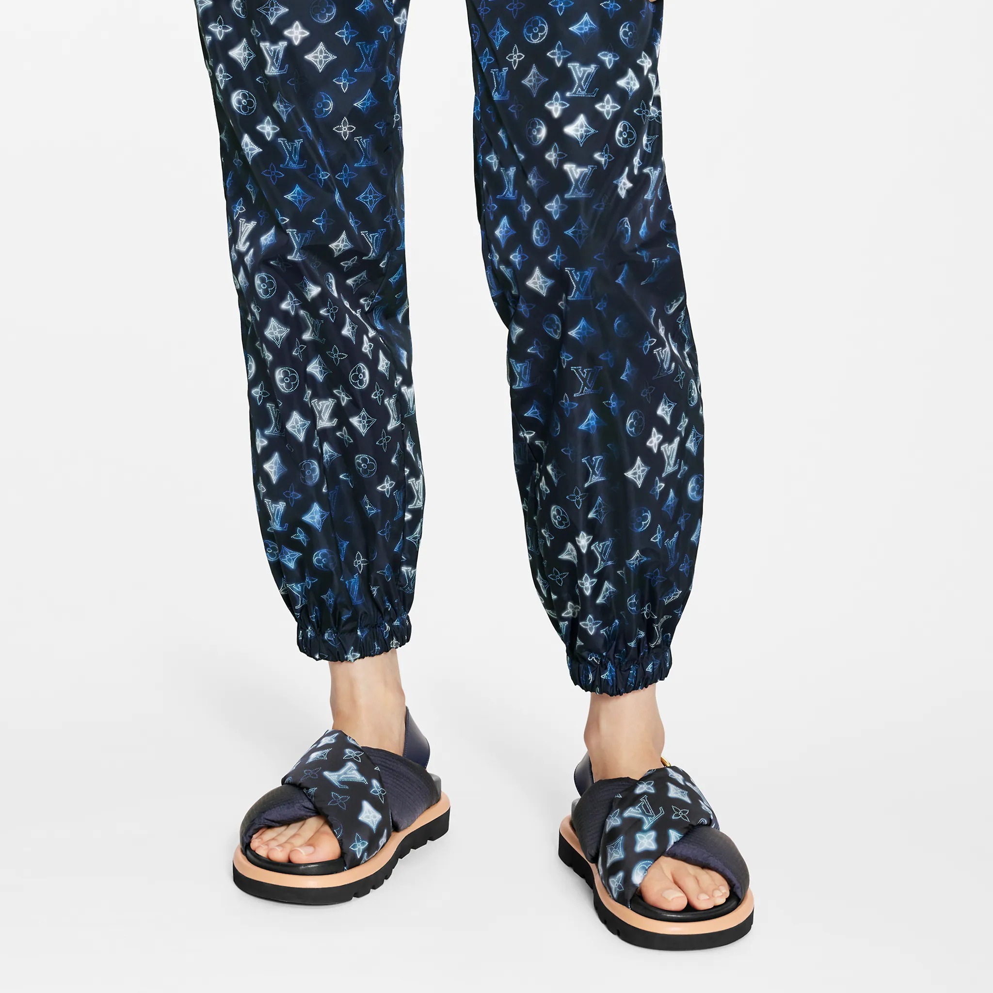 路易威登-pool-pillow-comfort-平底凉拖-鞋履系列-AM5S3PNY22_PM1_Worn-view.jpg