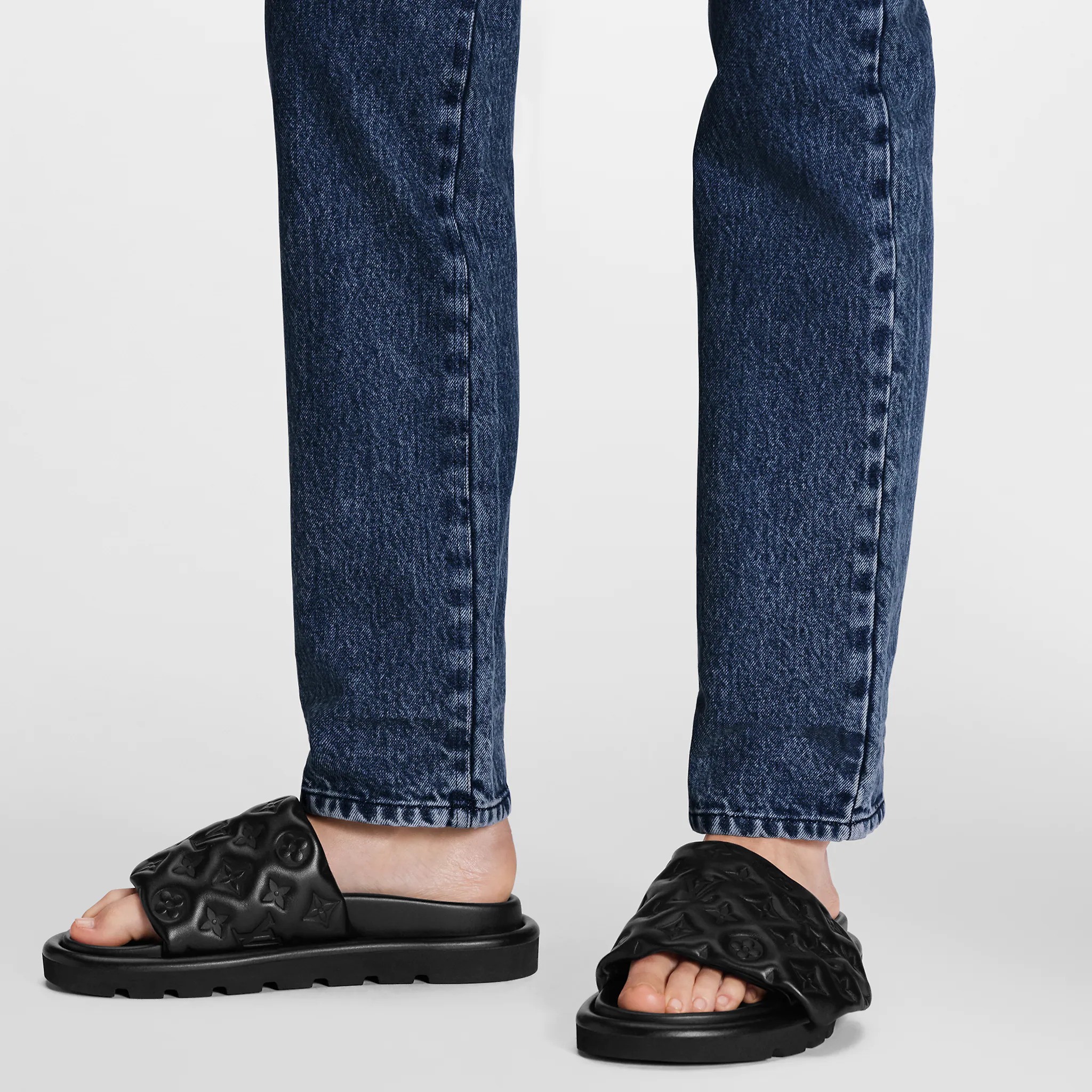 路易威登-pool-pillow-comfort-平底凉拖-鞋履系列-AN5H1ALK02_PM1_Worn-view.jpg