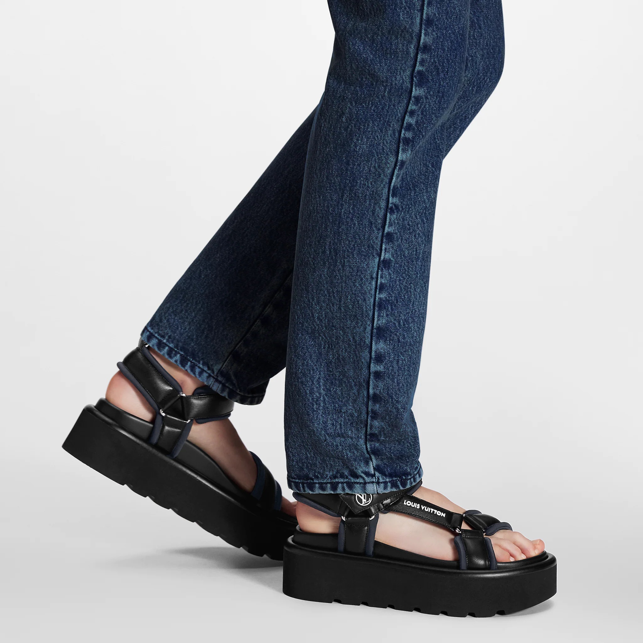 路易威登-pool-pillow-comfort-平底凉鞋-鞋履系列-AN5S1ALK02_PM1_Worn-view.jpg