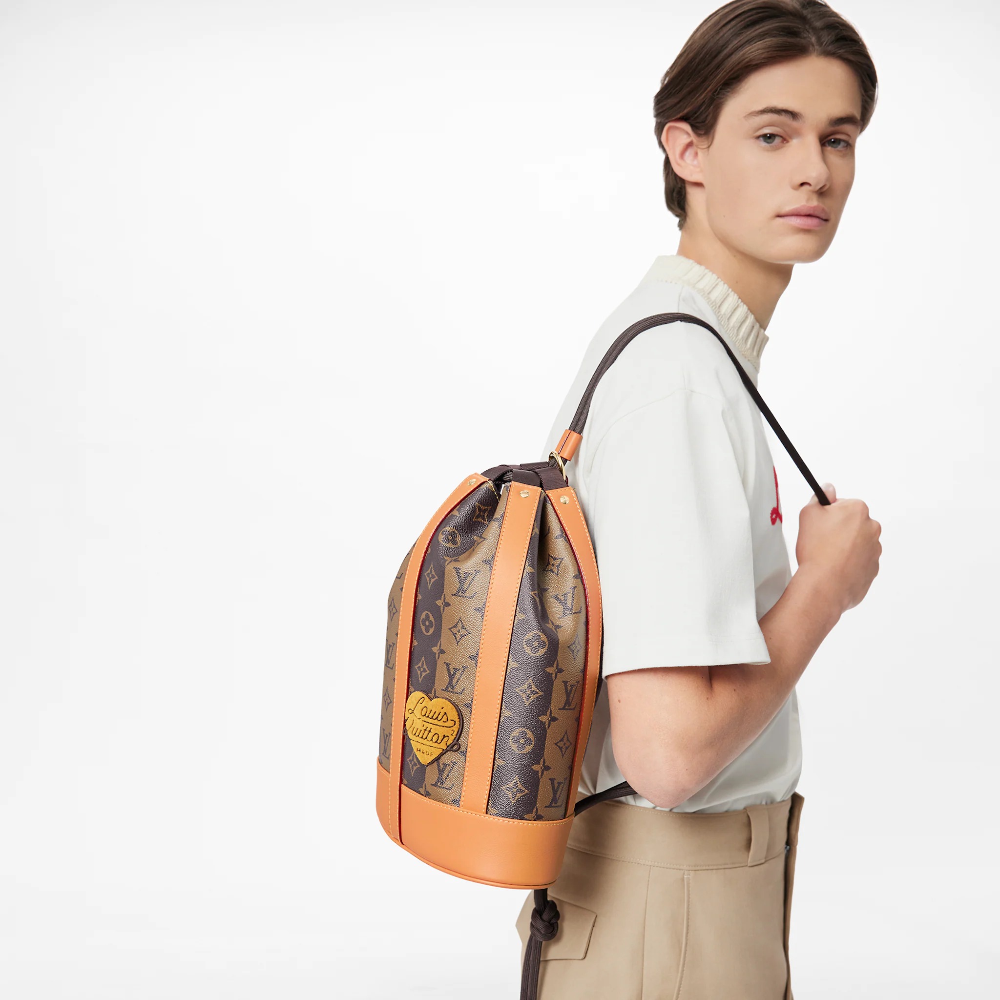 路易威登-randonee-邮差包-monogram-other-时尚包袋-M45968_PM1_Worn-view.jpg