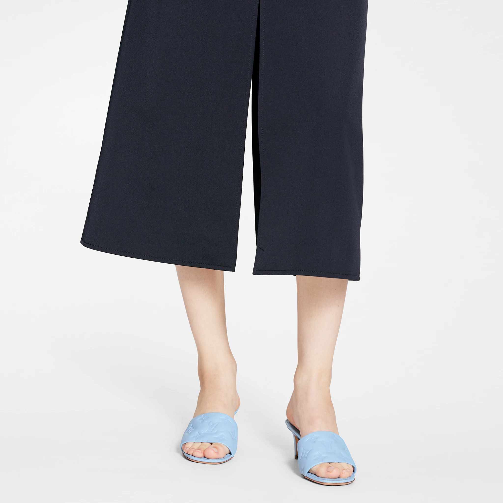 路易威登-revival-凉拖-鞋履系列-AMVH2ELKBR_PM1_Worn-view.jpg