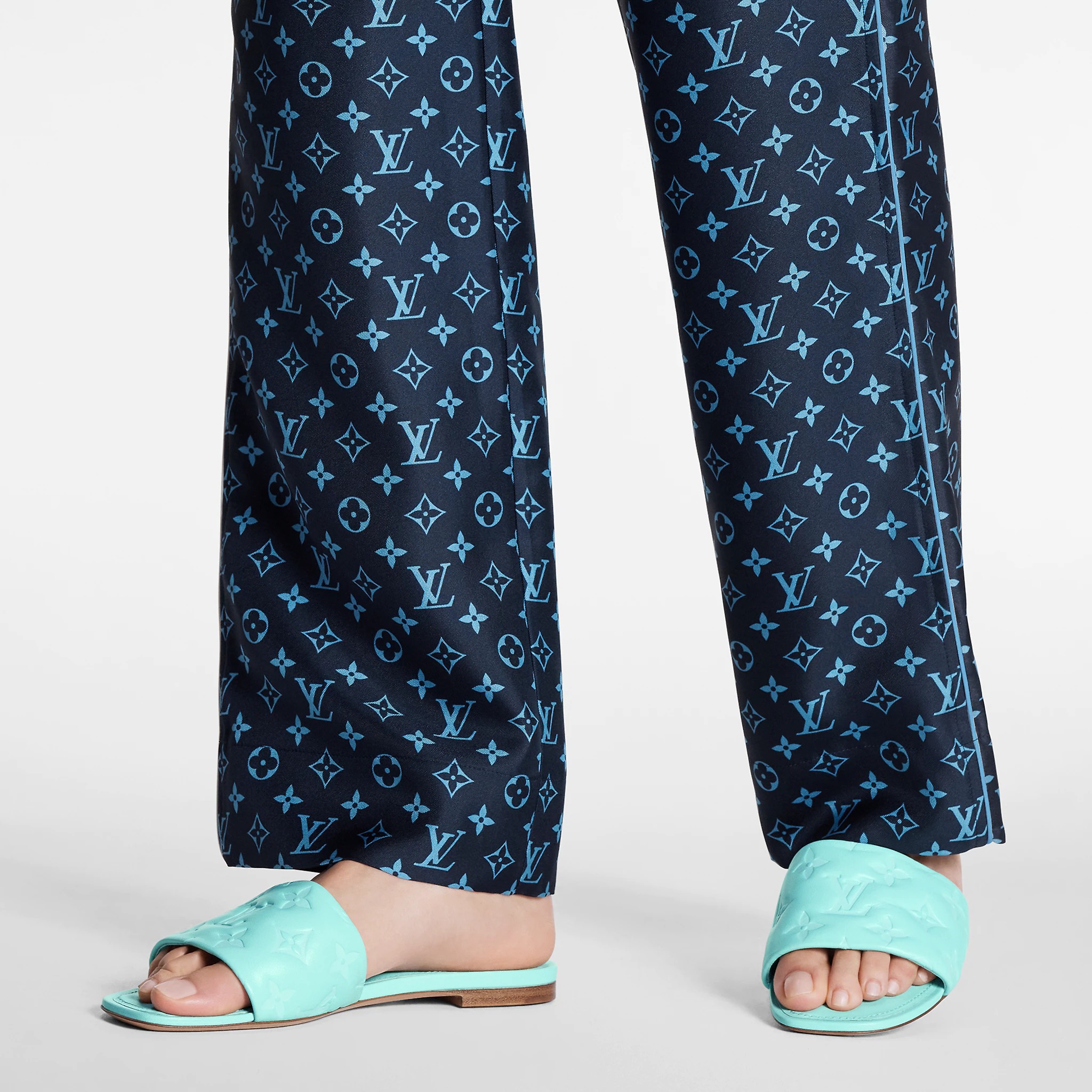 路易威登-revival-平底凉拖-鞋履系列-ANVH3ALK44_PM1_Worn-view.jpg