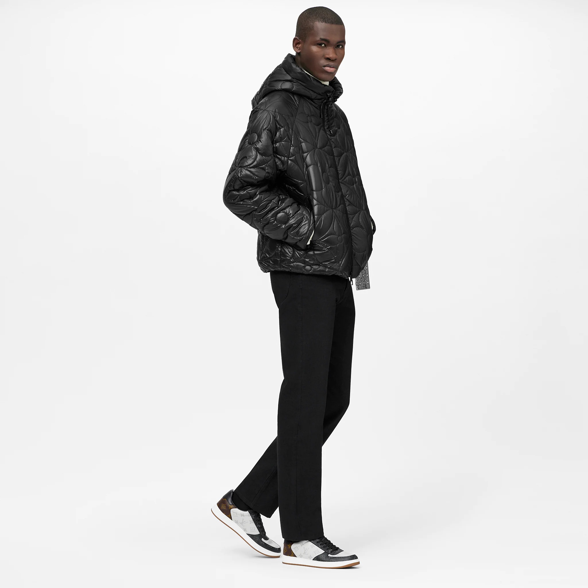 路易威登-rivoli-运动鞋-鞋履系列-BLRU2PMOEB_PM1_Worn-view.jpg