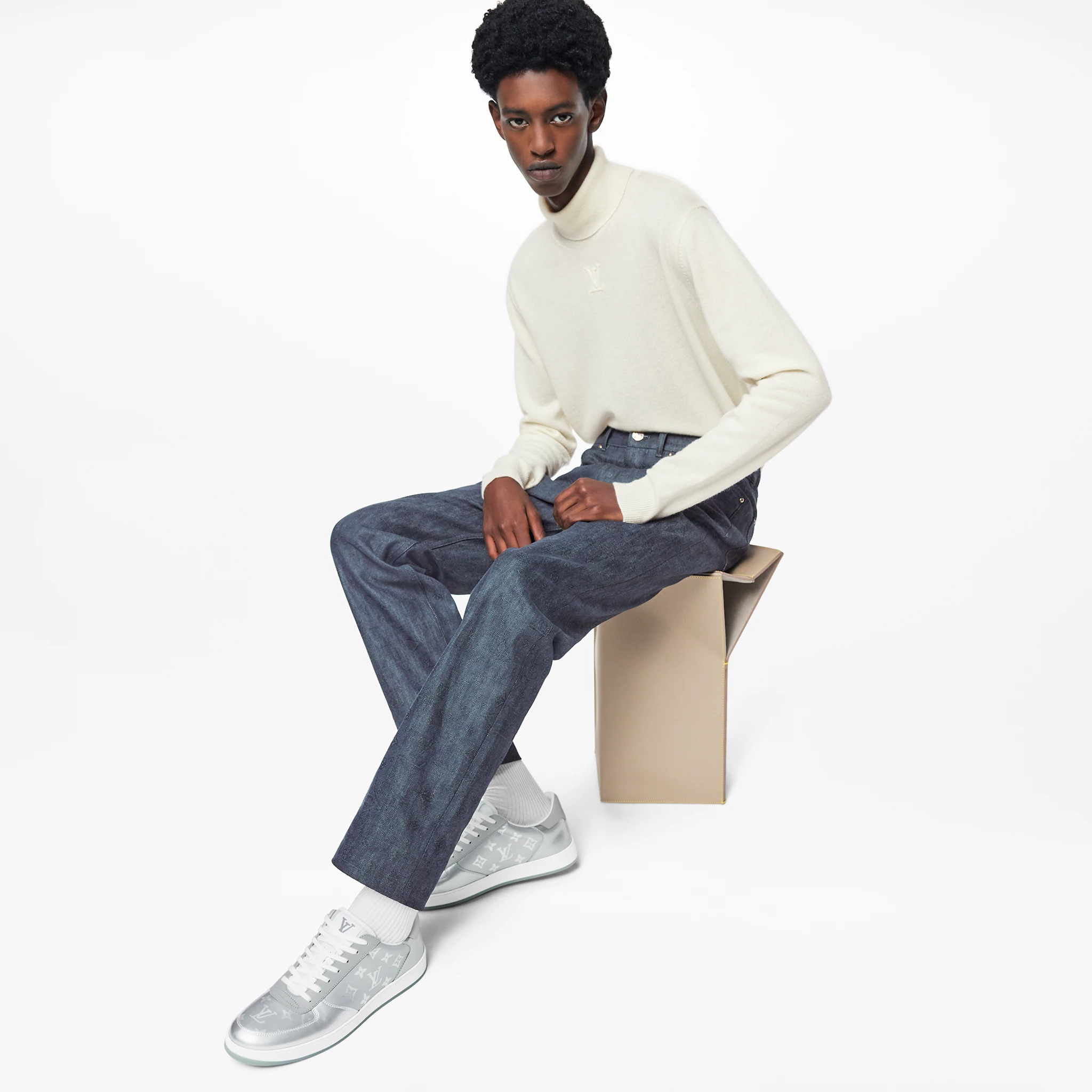 路易威登-rivoli-运动鞋-鞋履系列-BMRU3PMI04_PM1_Worn-view.jpg