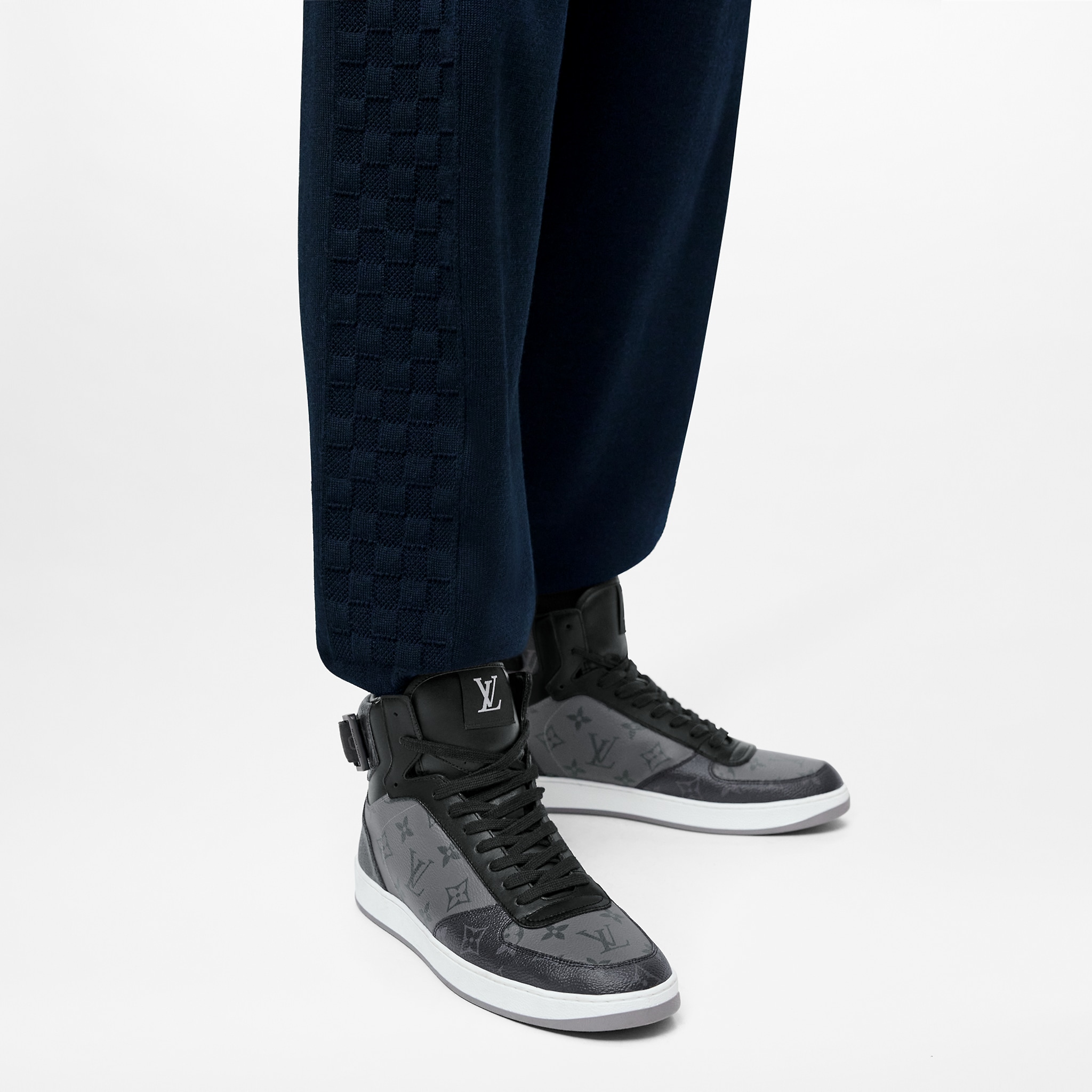 路易威登-rivoli-高帮运动鞋-鞋履系列-BJRU1PMOEC_PM1_Worn-view.jpg
