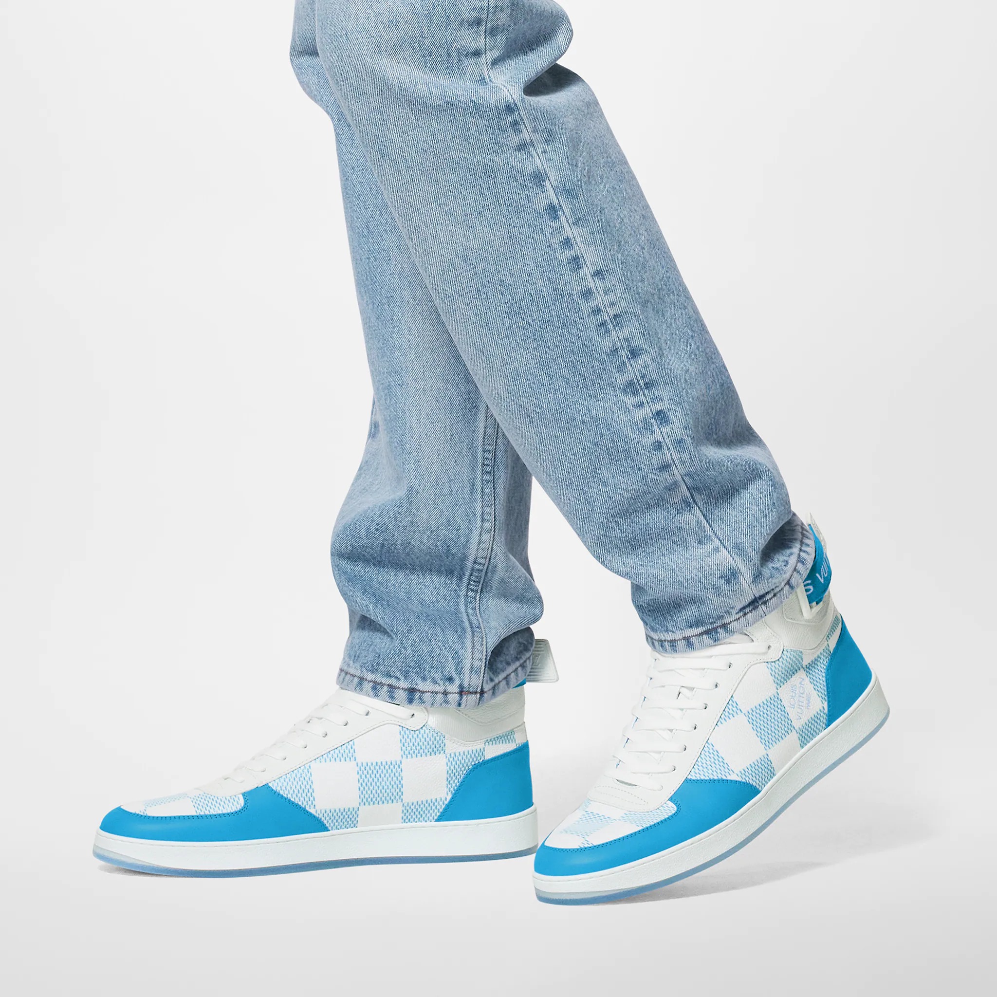 路易威登-rivoli-高帮运动鞋-鞋履系列-BNRU2PMI20_PM1_Worn-view.jpg
