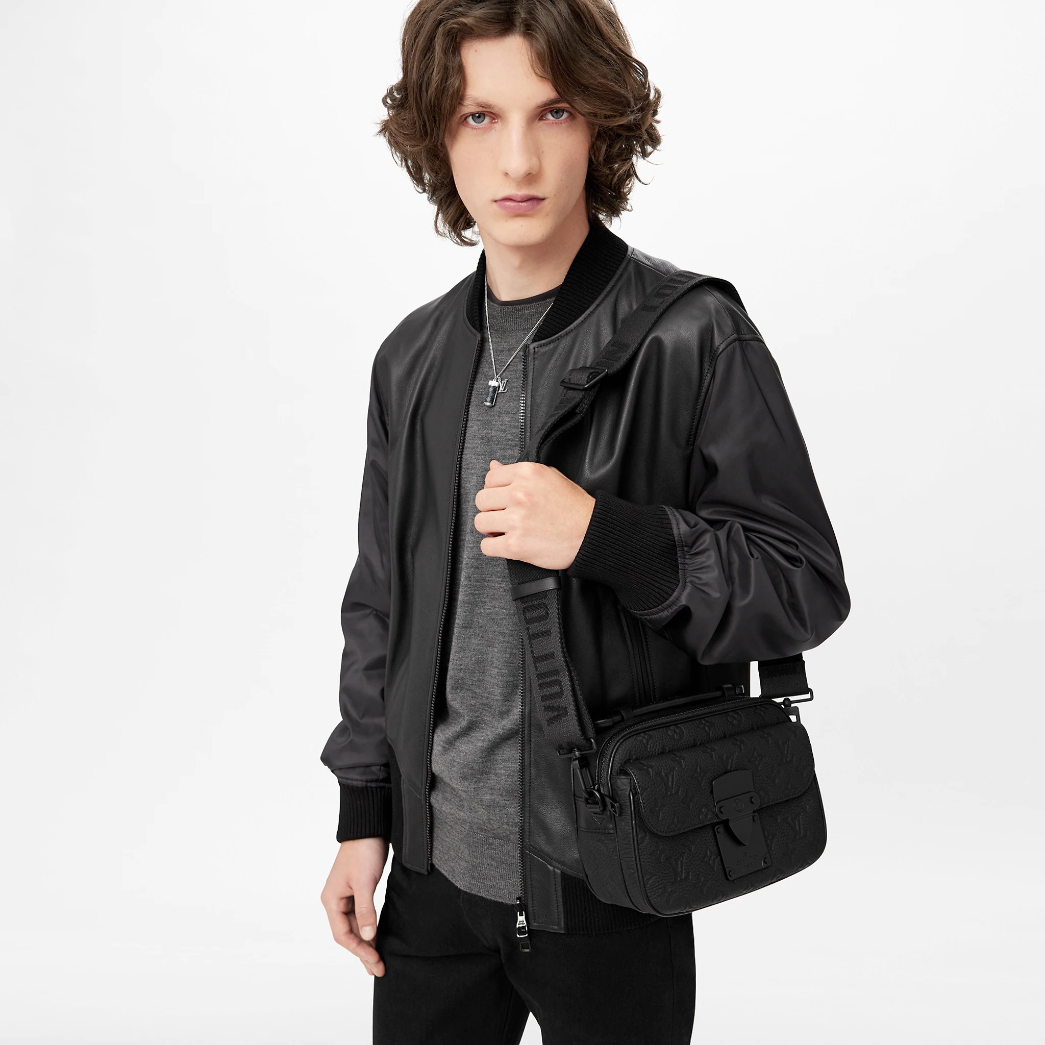 路易威登-s-lock-邮差包-taurillon-monogram-时尚包袋-M58489_PM1_Worn-view.jpg