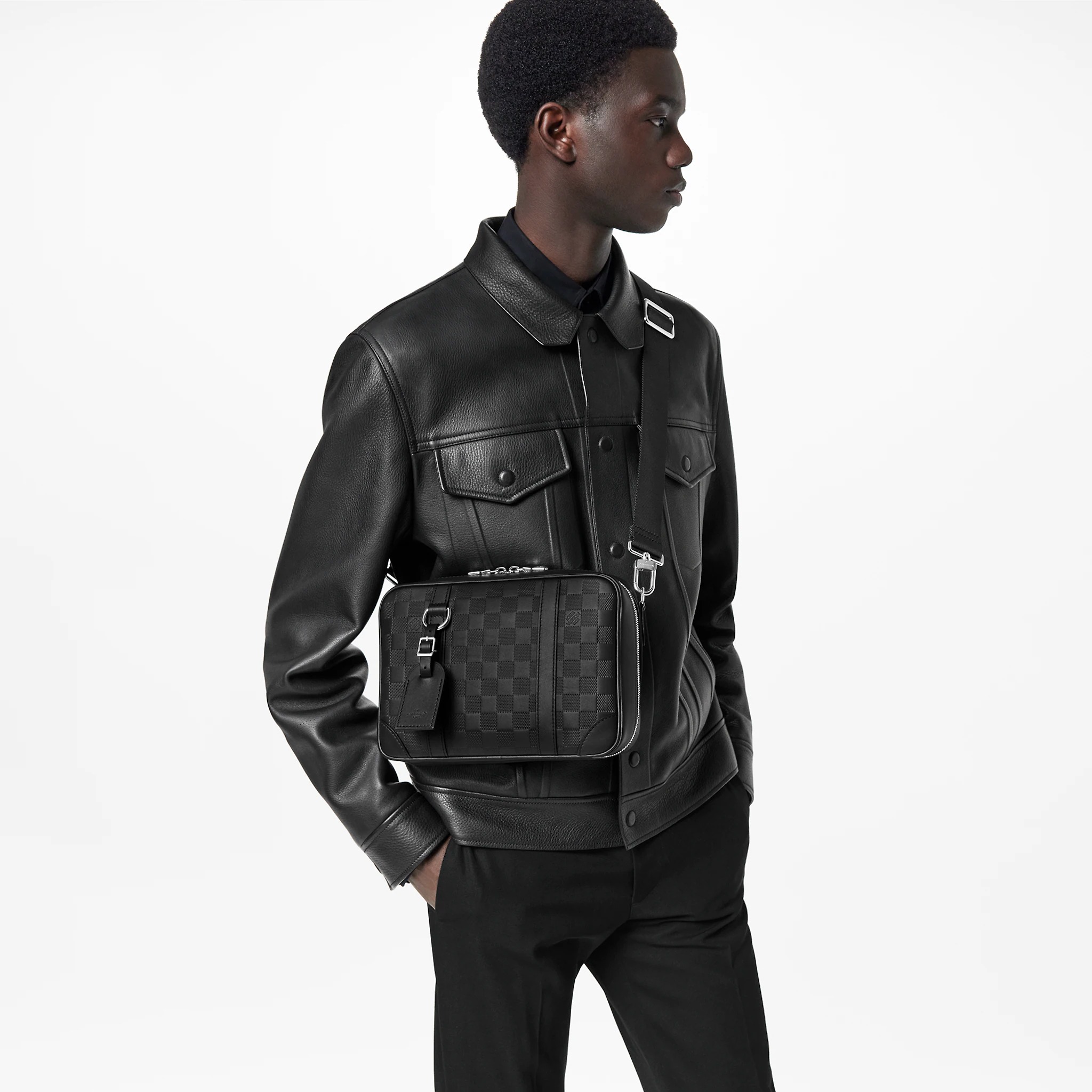 路易威登-sirius-邮差包-damier-infini-时尚包袋-N45286_PM1_Worn-view.jpg