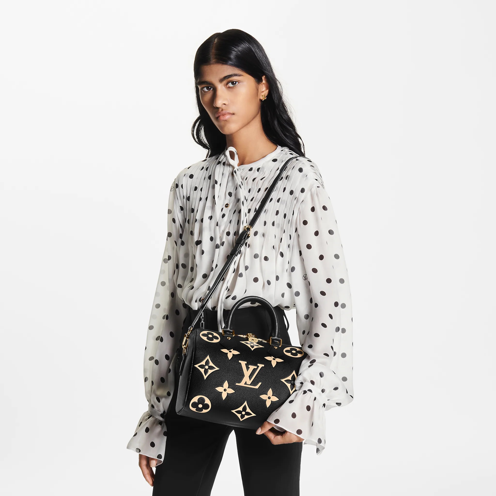 路易威登-speedy-bandouliere-25-手袋-bicolor-monogram-empreinte-leather-时尚手袋-M58947_PM1_Worn-view.jpg