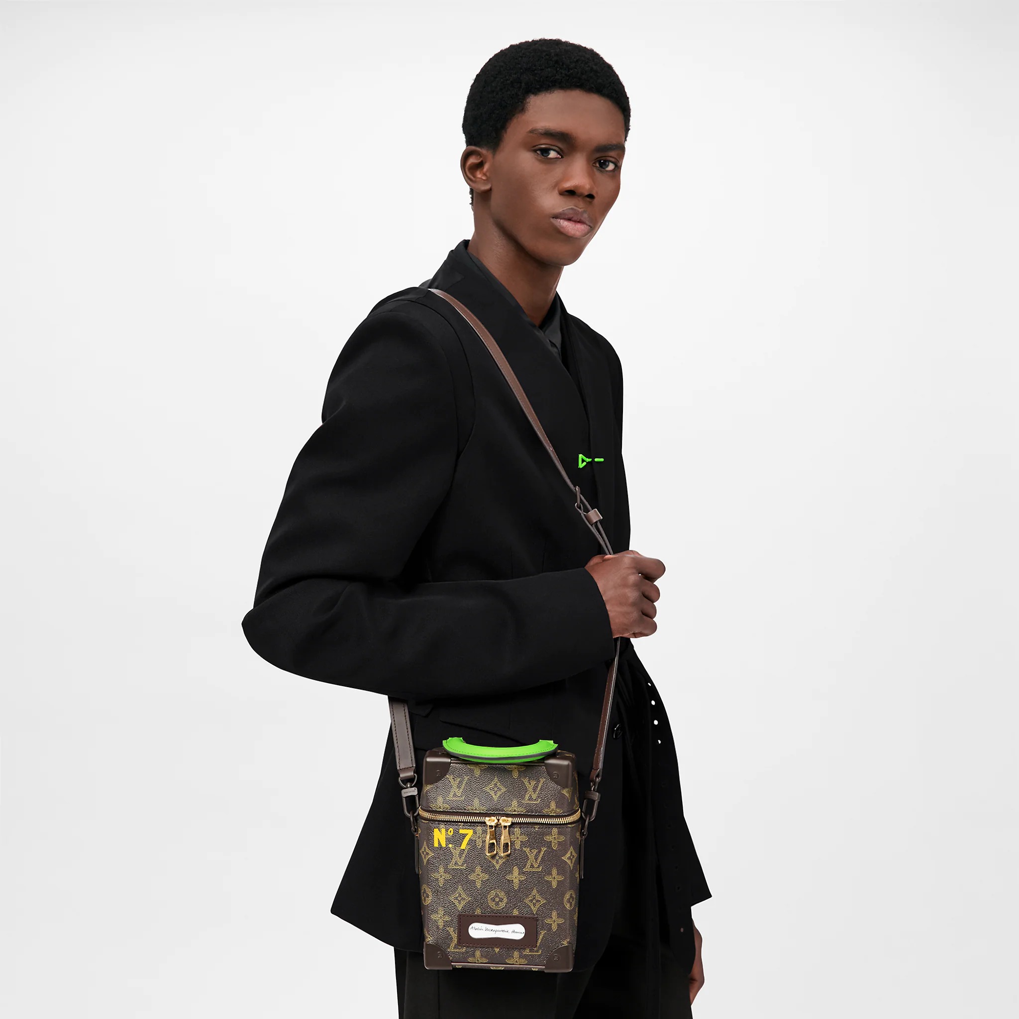 路易威登-vertical-box-trunk-手袋-monogram-other-时尚包袋-M59664_PM1_Worn-view-2.jpg