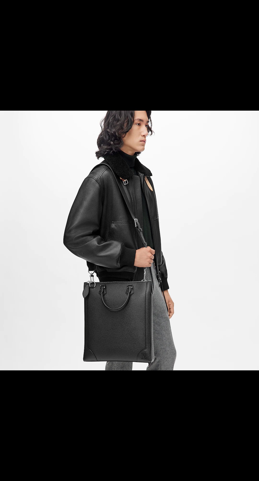 路易威登-vertical-tote-手袋-taiga-时尚包袋-M30811_PM1_Ambiance-view.jpg